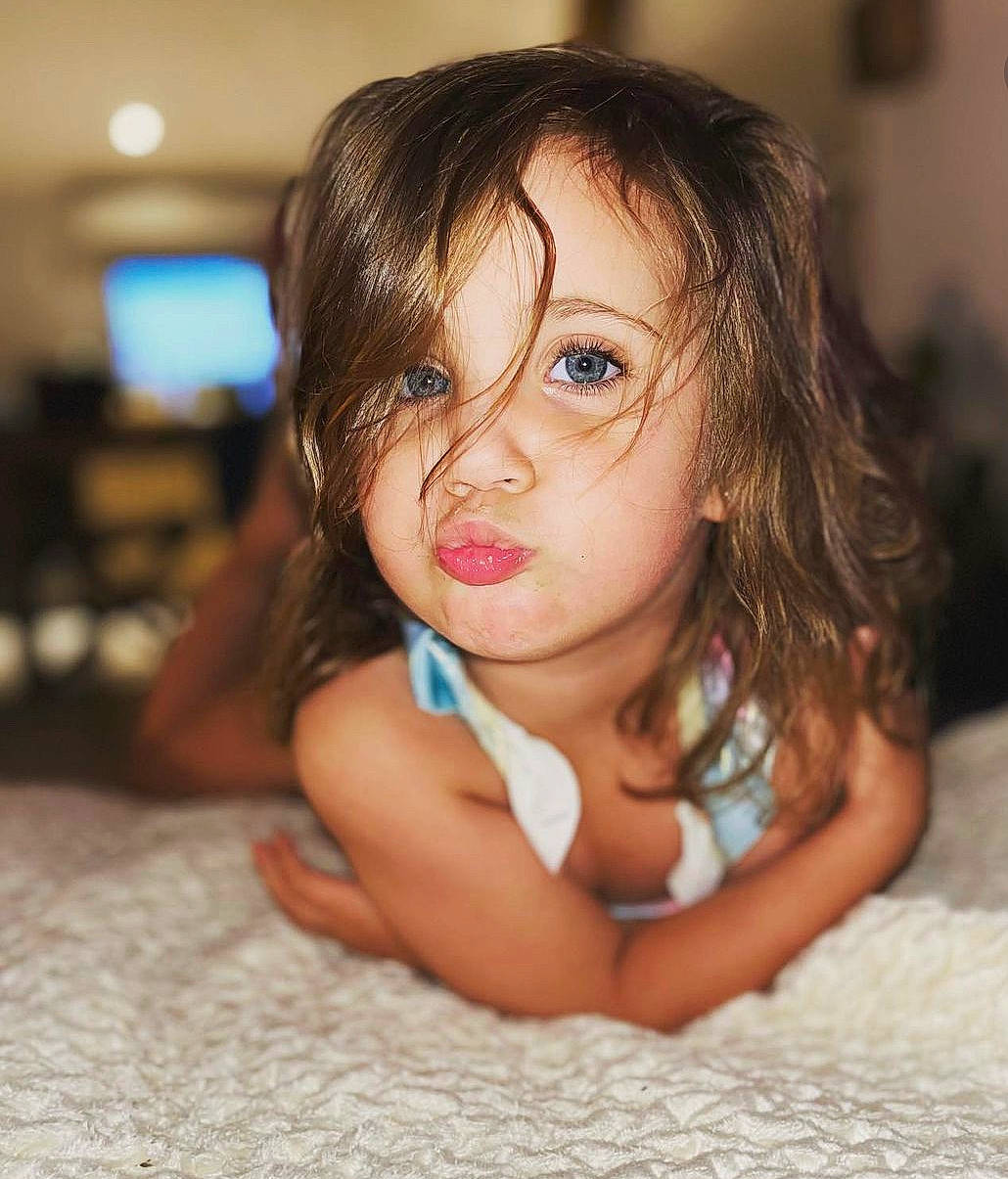 Victoría a rejoint le concours — aidez-le/la à gagner de superbes lots ! black_hair, blond, brown_hair, cheek, chin, ear, eyebrow, eyelash, flash_photography, flooring, fun, happy, iris, lip, long_hair, mouth, nose, person, sitting, skin