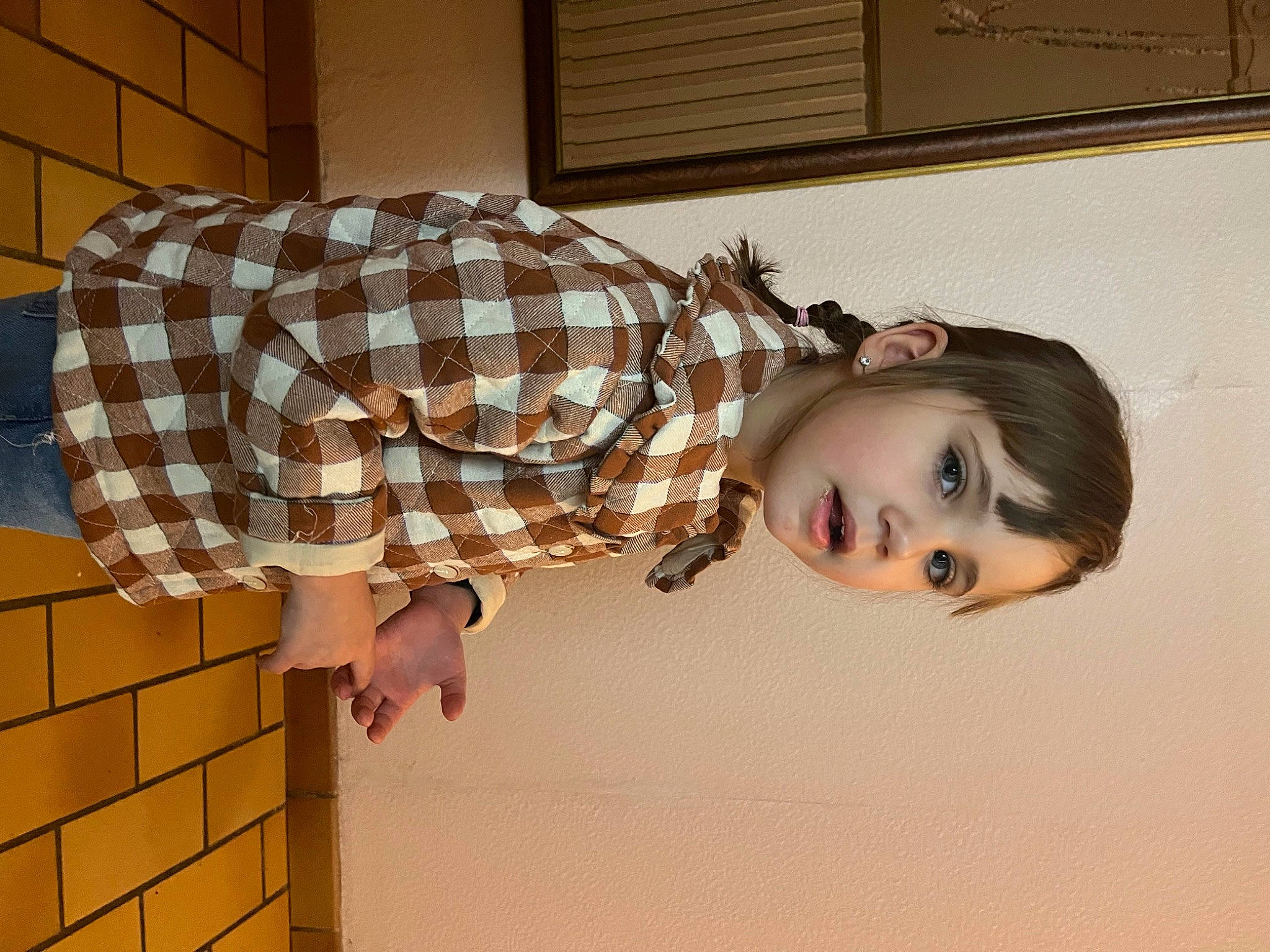 Victoría participe au concours pour gagner de l'argent avec cette photo : bangs, child, dress, eyelash, flooring, fun, fur, human_leg, pattern, person, plaid, room, sleeve, sunglasses, tartan, textile, toddler, vintage_clothing, waist, wood