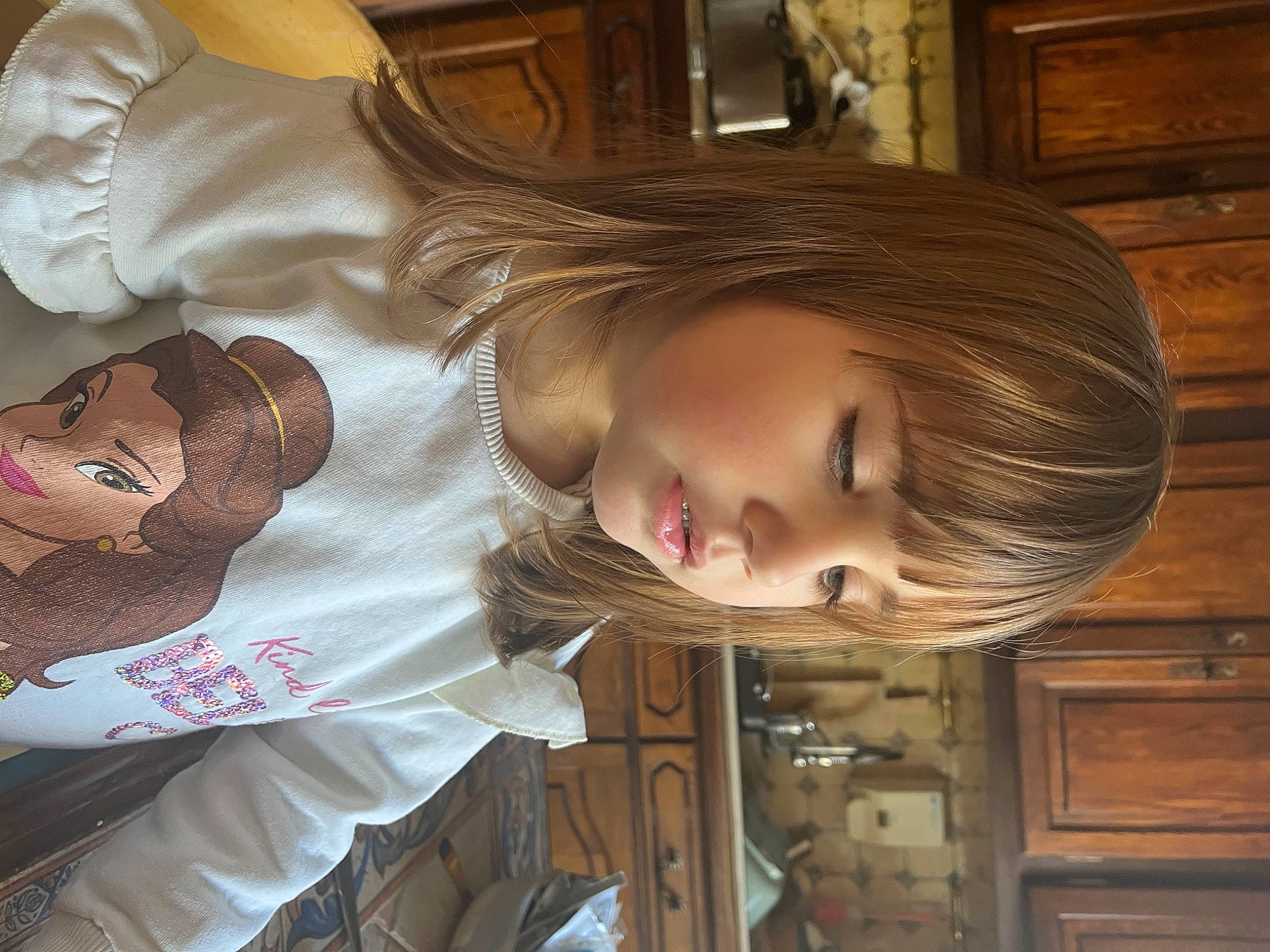 Victoría a rejoint le concours — aidez-le/la à gagner de superbes lots ! bangs, blond, brown, brown_hair, child, comfort, eyelash, flash_photography, fun, hair_coloring, happy, hardwood, long_hair, mouth, nose, person, portrait_photography, room, smile, tree