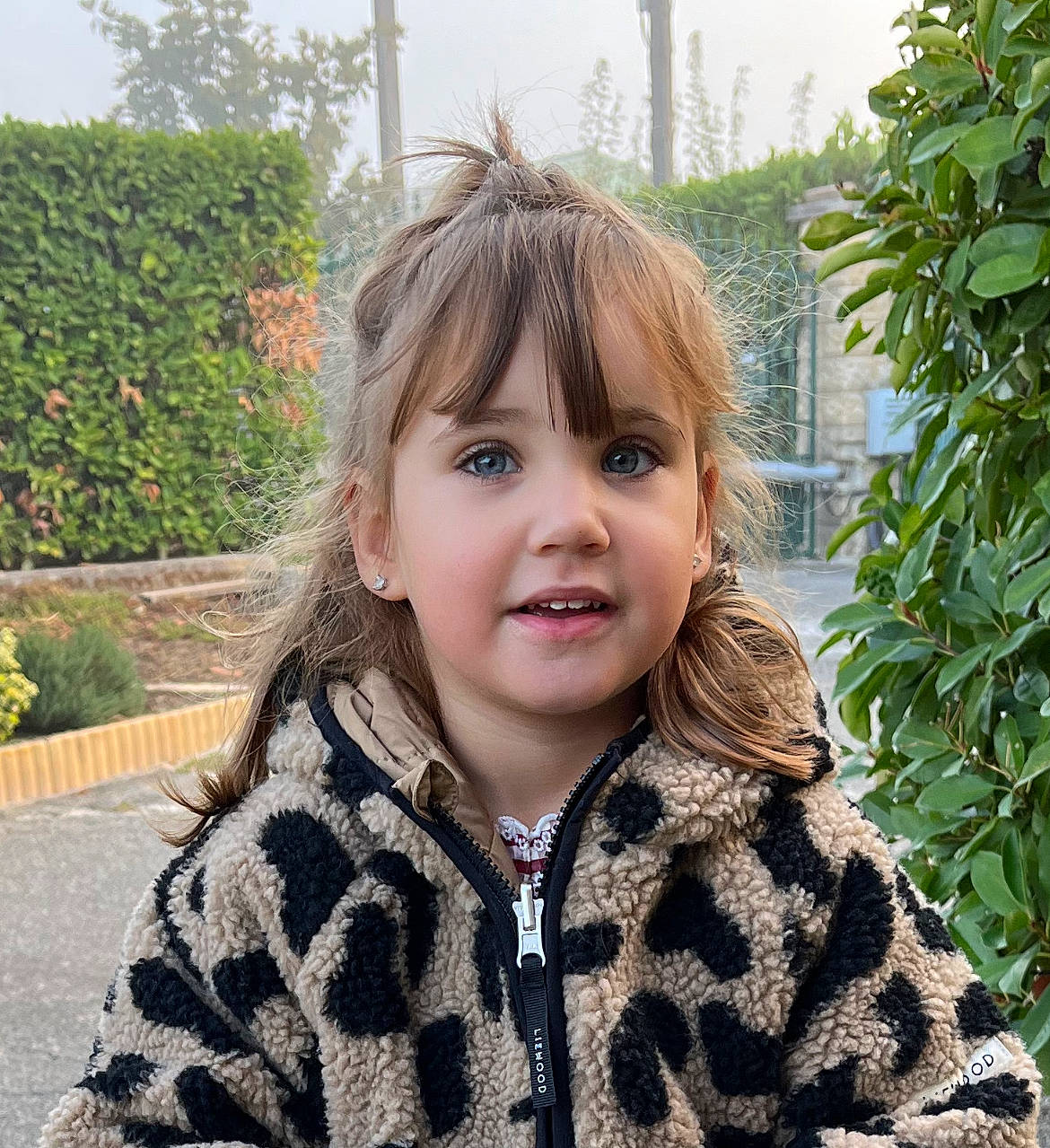Victoría participe au concours pour gagner de l'argent avec cette photo : bangs, child, fun, fur, grass, happy, hime_cut, hoodie, iris, jacket, outerwear, pattern, person, plant, portrait_photography, sitting, sky, sleeve, toddler, tree