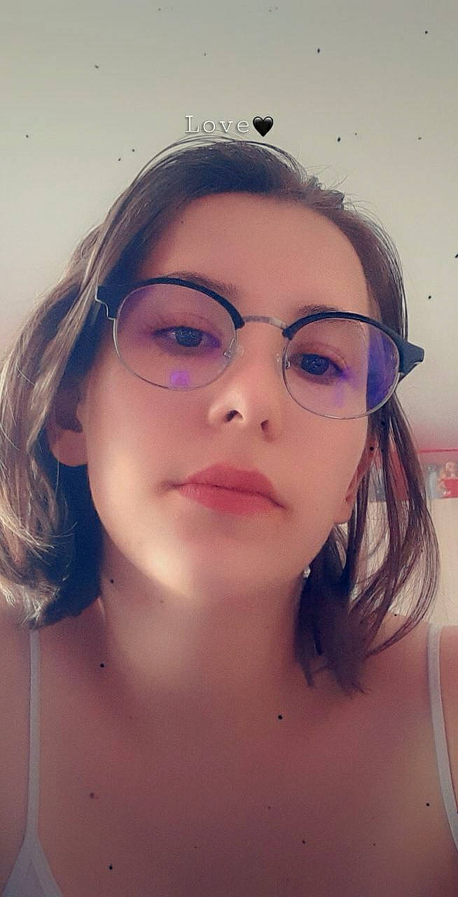 Faustine participe au concours pour gagner de l'argent avec cette photo : cheek, chin, ear, eye, eyebrow, eyelash, eyewear, face, facial_expression, forehead, hair, hairstyle, head, lip, mouth, nose, person, shoulder, skin, smile