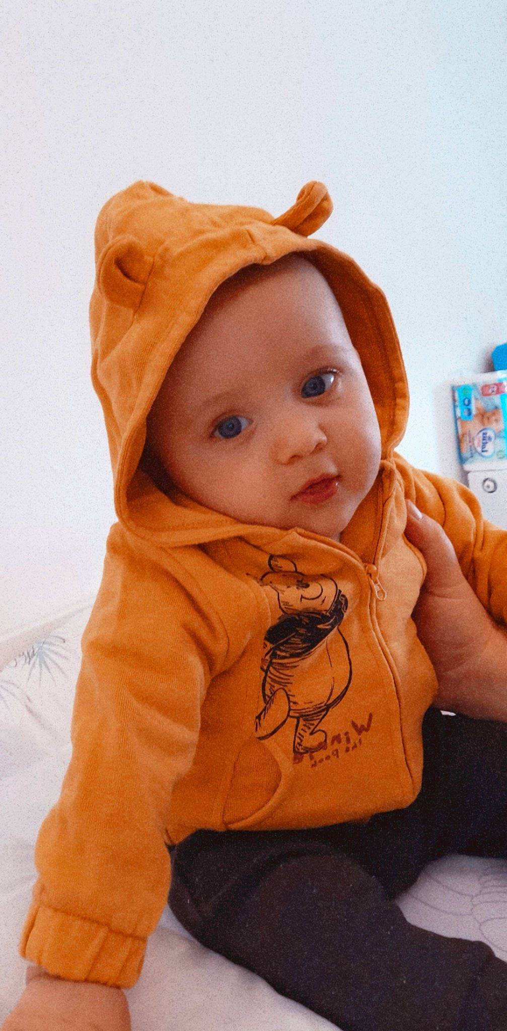 Lenzo participe au concours pour gagner de l'argent avec cette photo : baby, baby_toddler_clothing, cap, cheek, child, clothing, eye, face, fashion_accessory, fun, fur, headwear, hood, hoodie, jacket, nose, orange, outerwear, person, skin