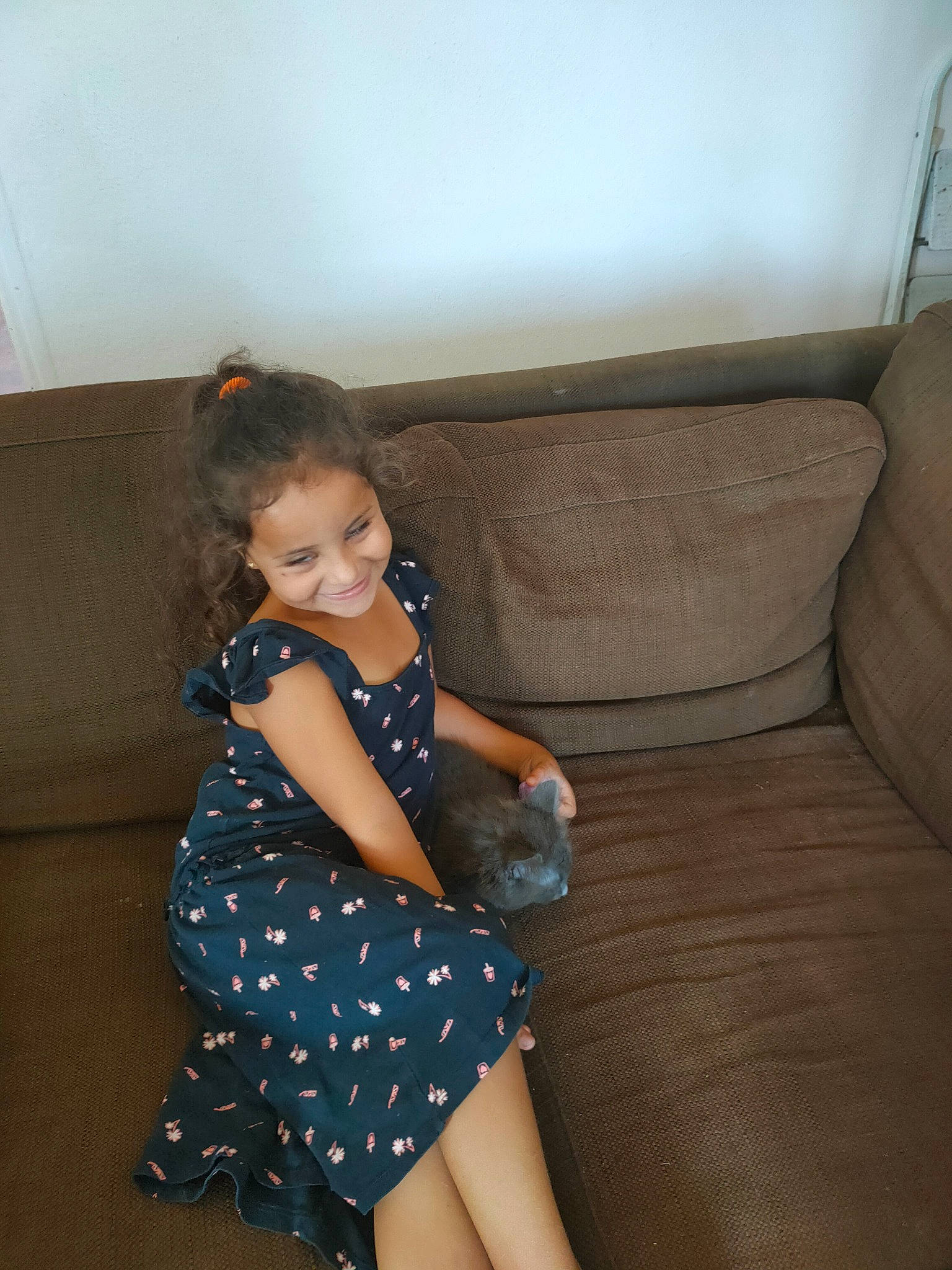 Jade Lemarchand a rejoint le concours — aidez-le/la à gagner de superbes lots ! barefoot, black_hair, comfort, couch, elbow, finger, flash_photography, hair, happy, head, human_leg, joint, joy, knee, leg, long_hair, person, shoulder, textile, thigh