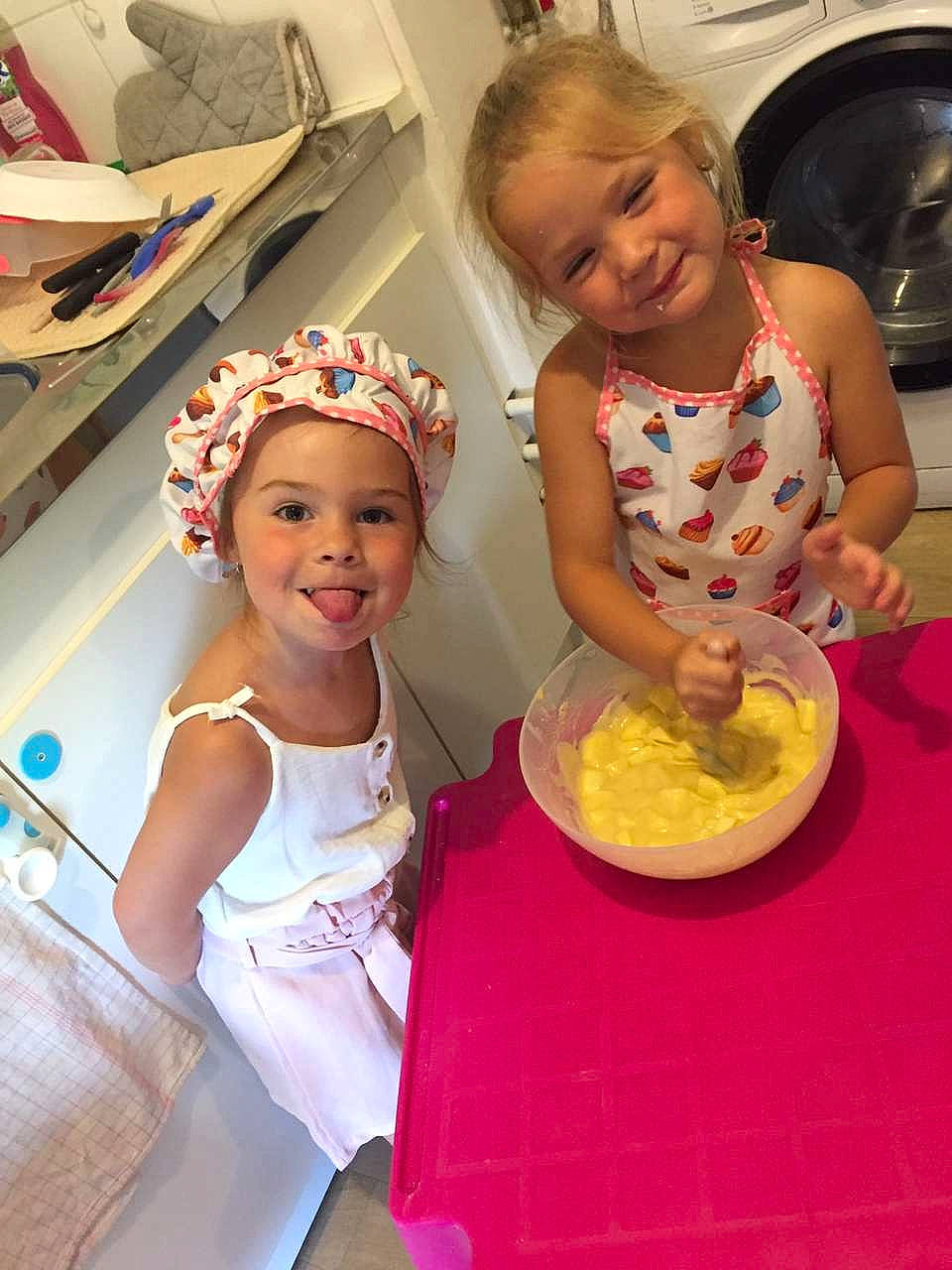 Aliyah participe au concours pour gagner de l'argent avec cette photo : baby_toddler_clothing, child, comfort_food, cooking, cuisine, dish, event, face, fashion_accessory, food, fun, happy, headwear, icing, ingredient, joy, party, person, smile, sweetness