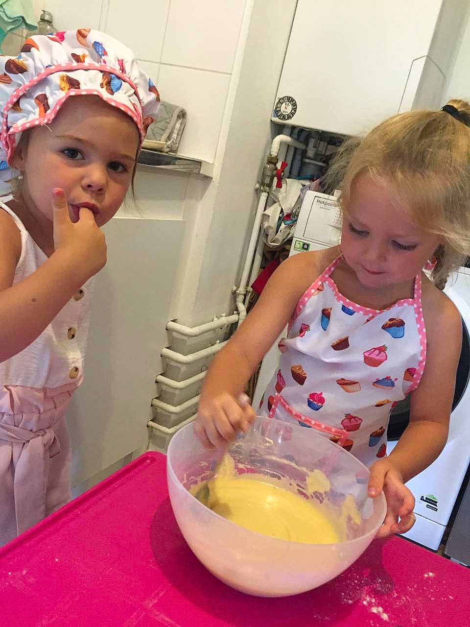 Aliyah participe au concours pour gagner de l'argent avec cette photo : baby, baby_toddler_clothing, bowl, cap, child, cooking, cuisine, food, fun, headwear, homemaker, ingredient, kitchen, mixing_bowl, person, product, smile, snapshot, table, tableware