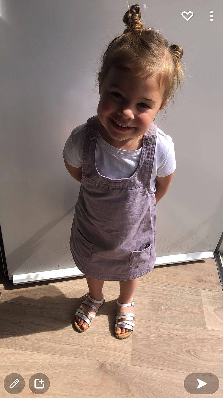 Aliyah a rejoint le concours — aidez-le/la à gagner de superbes lots ! baby, baby_toddler_clothing, child, floor, flooring, foot, fun, gesture, happy, hardwood, human_leg, joint, joy, pattern, person, purple, sandal, skin, sleeve, smile