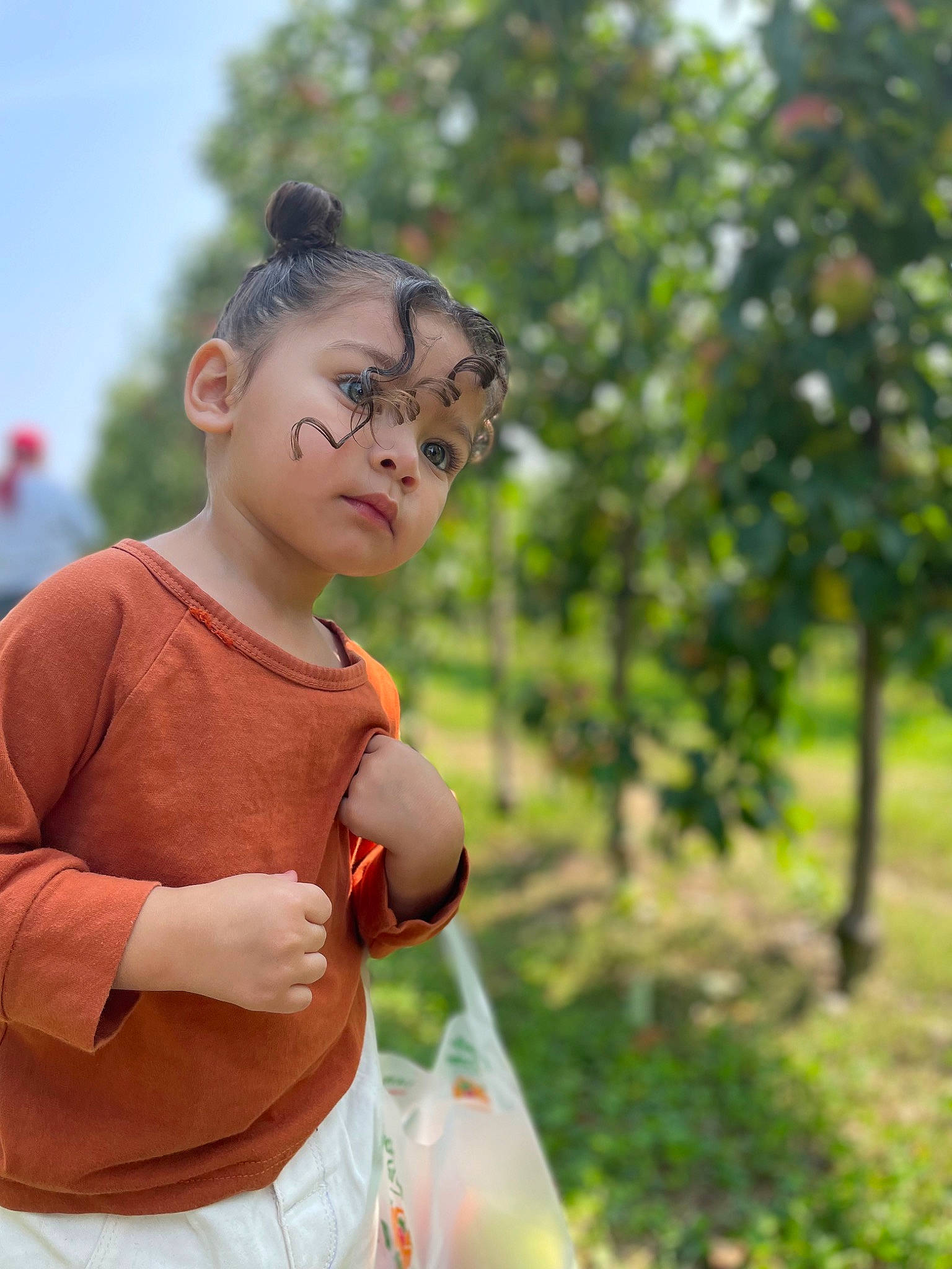 Elle is registered to the contest to win money with this photo: belt, child, event, eyewear, fun, gesture, glasses, grass, happy, jewellery, leisure, people_in_nature, person, personal_protective_equipment, plant, recreation, sunglasses, t_shirt, toddler, vacation