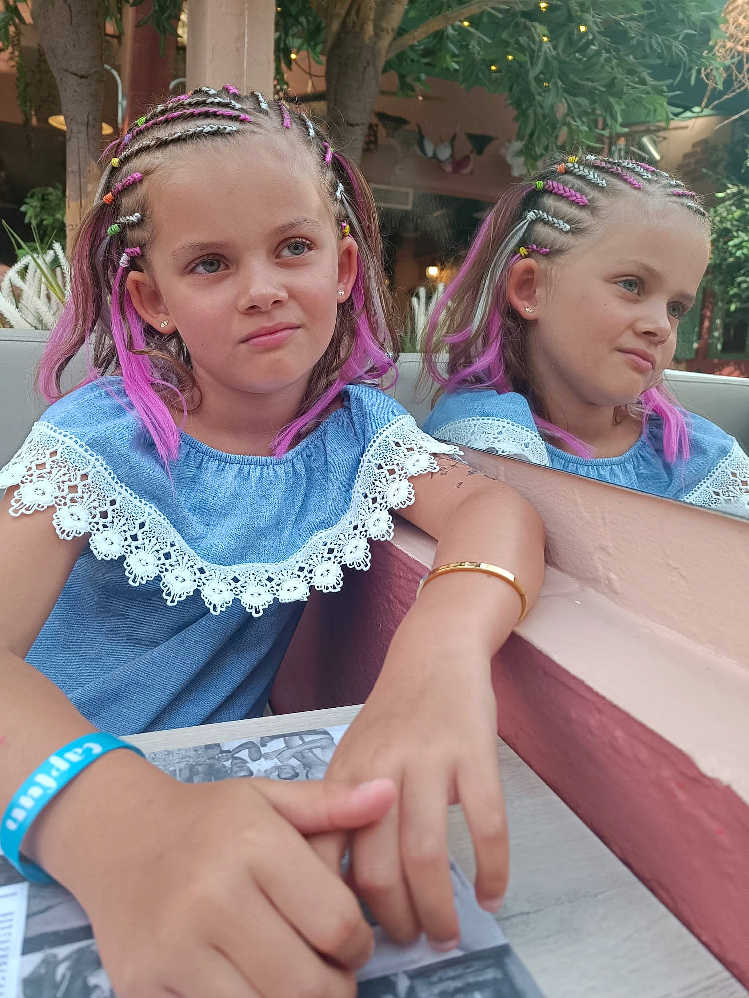 Eleanore a rejoint le concours — aidez-le/la à gagner de superbes lots ! beauty, child, community, earrings, event, fashion, fashion_accessory, fun, hair, hairstyle, happy, headgear, headpiece, jewellery, joy, leisure, necklace, person, pink, recreation