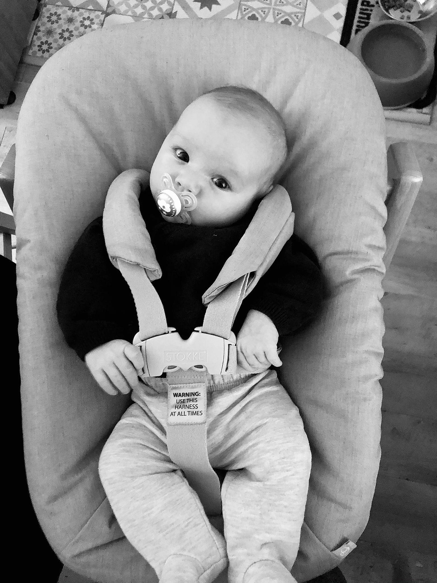 Milo participe au concours pour gagner de l'argent avec cette photo : arm, baby, black, black_and_white, comfort, cool, elbow, finger, flash_photography, gesture, hairstyle, happy, human_body, leg, person, photograph, shoulder, skin, style, toddler