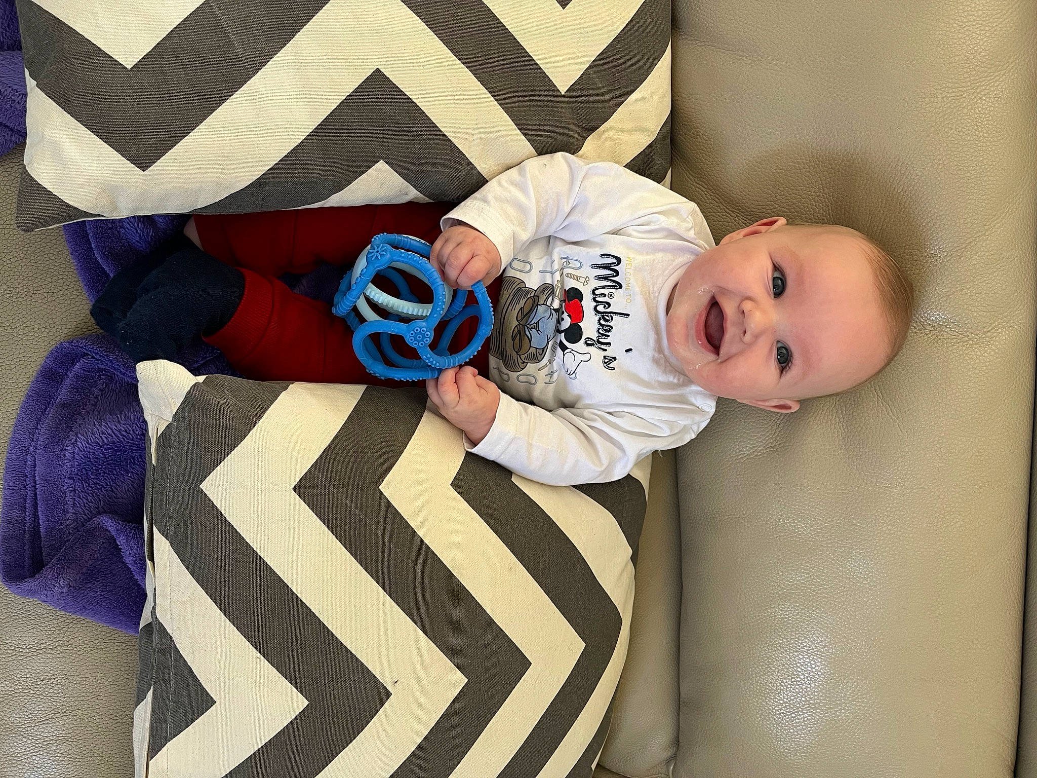 Milo a rejoint le concours — aidez-le/la à gagner de superbes lots ! arm, baby, baby_products, baby_safety, baby_sleeping, baby_toddler_clothing, comfort, elbow, finger, happy, headgear, joy, linens, person, product, sleeve, smile, sportswear, t_shirt, textile