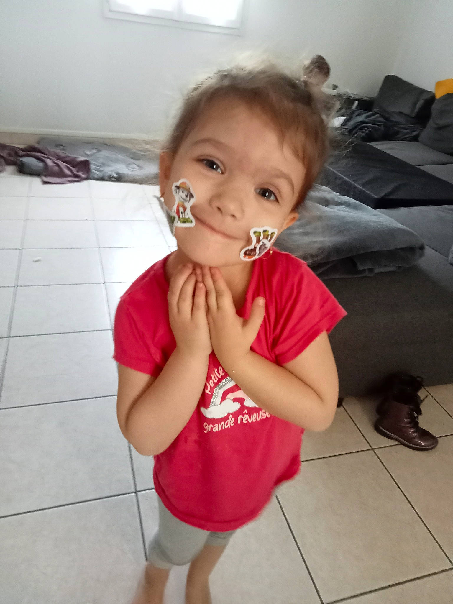 Lily-rose a rejoint le concours — aidez-le/la à gagner de superbes lots ! baby_toddler_clothing, cheek, comfort, eyelash, finger, floor, flooring, gesture, happy, head, iris, joint, leg, lip, mouth, nose, person, skin, sleeve, standing