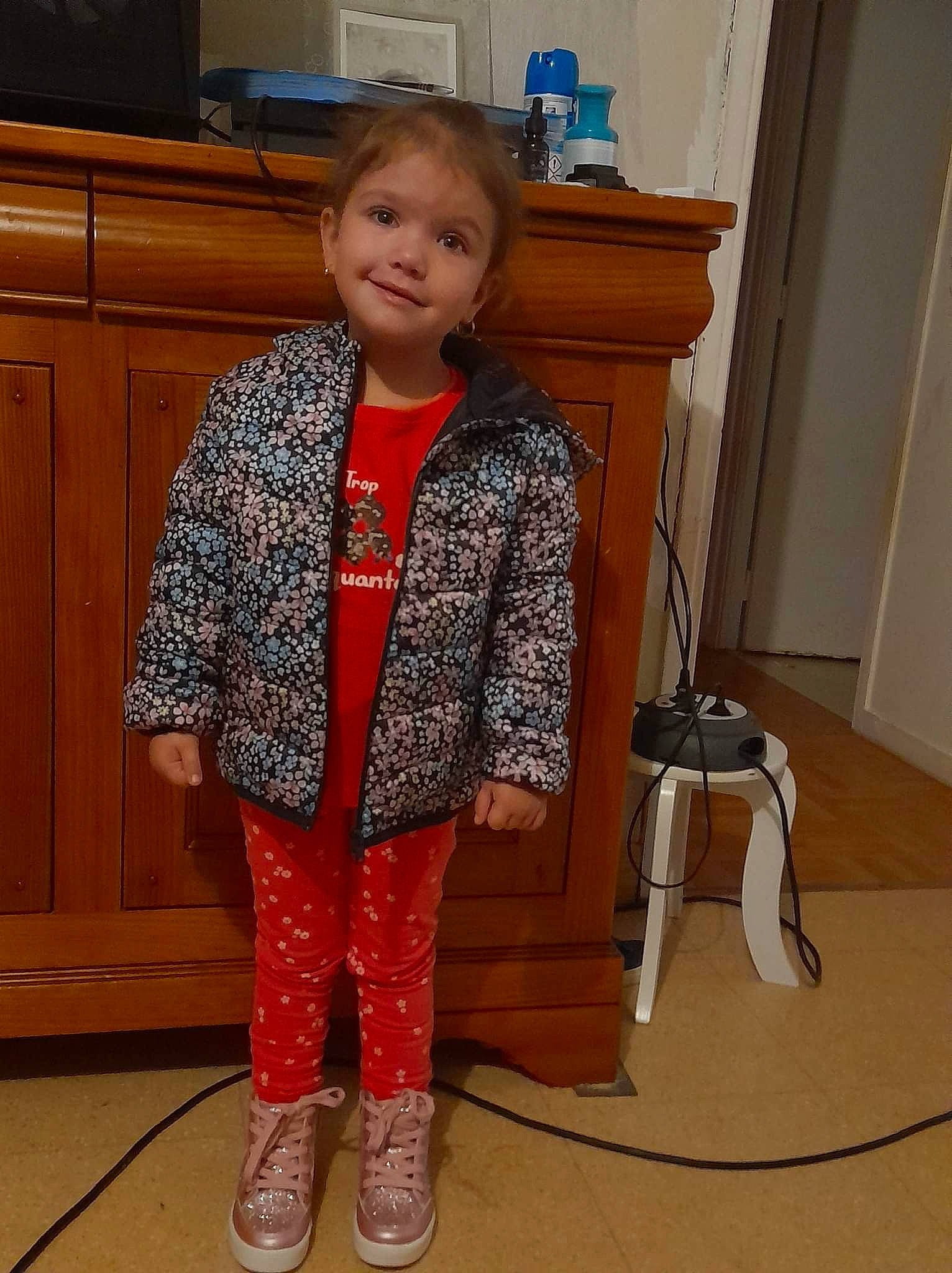 Lily-rose a rejoint le concours — aidez-le/la à gagner de superbes lots ! baby_toddler_clothing, bag, blazer, cabinetry, fashion_design, floor, flooring, formal_wear, hardwood, human_leg, joint, joy, knee, pattern, person, room, sleeve, smile, standing, thigh