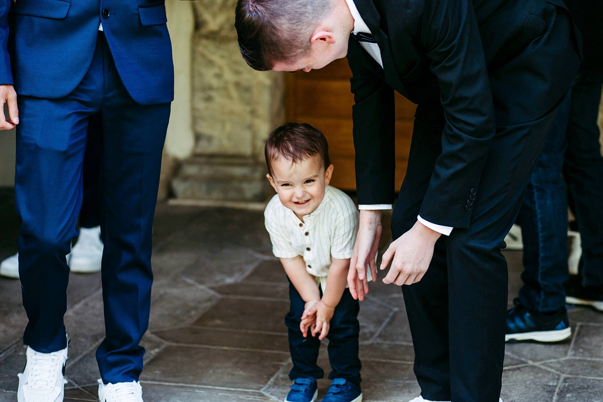 Dyméo participe au concours pour gagner de l'argent avec cette photo : blue, child, community, event, fashion, footwear, fun, gesture, happy, interaction, joy, leg, mammal, people, person, photograph, shoe, smile, social_group, standing