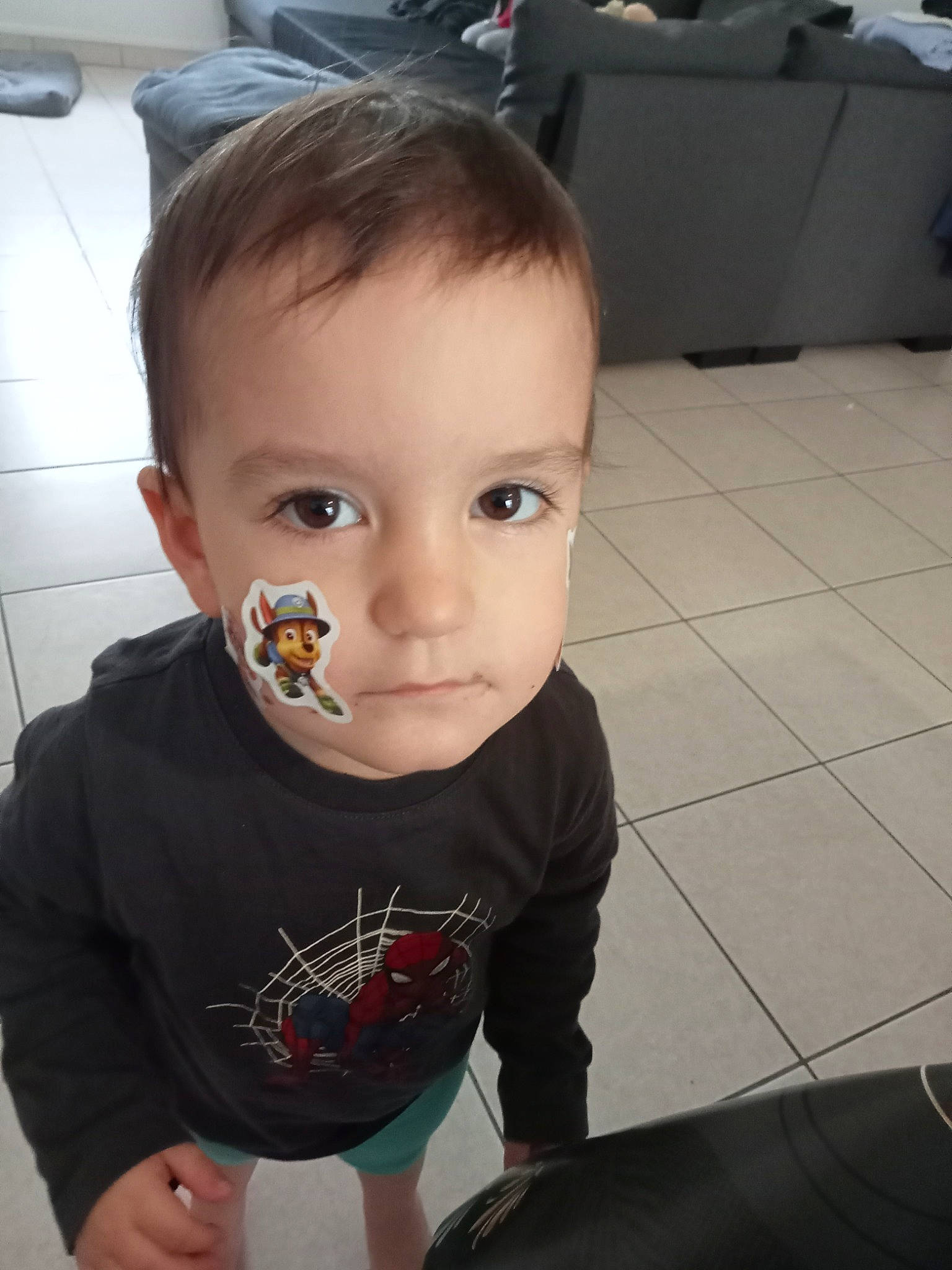 Dyméo participe au concours pour gagner de l'argent avec cette photo : baby_toddler_clothing, black, cheek, chin, cool, eye, eyebrow, eyelash, face, facial_expression, floor, flooring, hair, head, iris, mouth, nose, person, sleeve, t_shirt