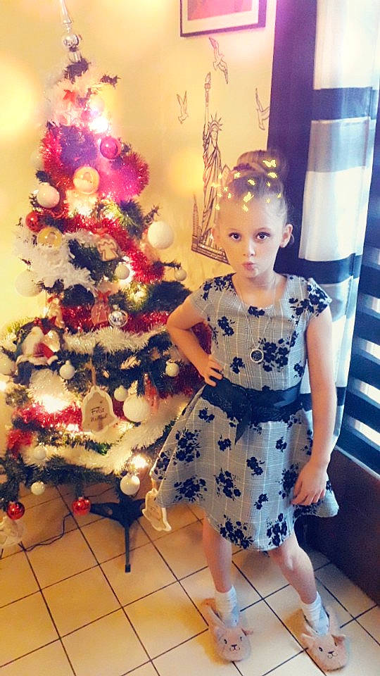 Mendy a rejoint le concours — aidez-le/la à gagner de superbes lots ! christmas, christmas_decoration, christmas_ornament, christmas_tree, girl, holiday, person, toddler