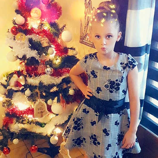 Mendy a rejoint le concours — aidez-le/la à gagner de superbes lots ! christmas, christmas_decoration, christmas_ornament, christmas_tree, girl, holiday, person, toddler