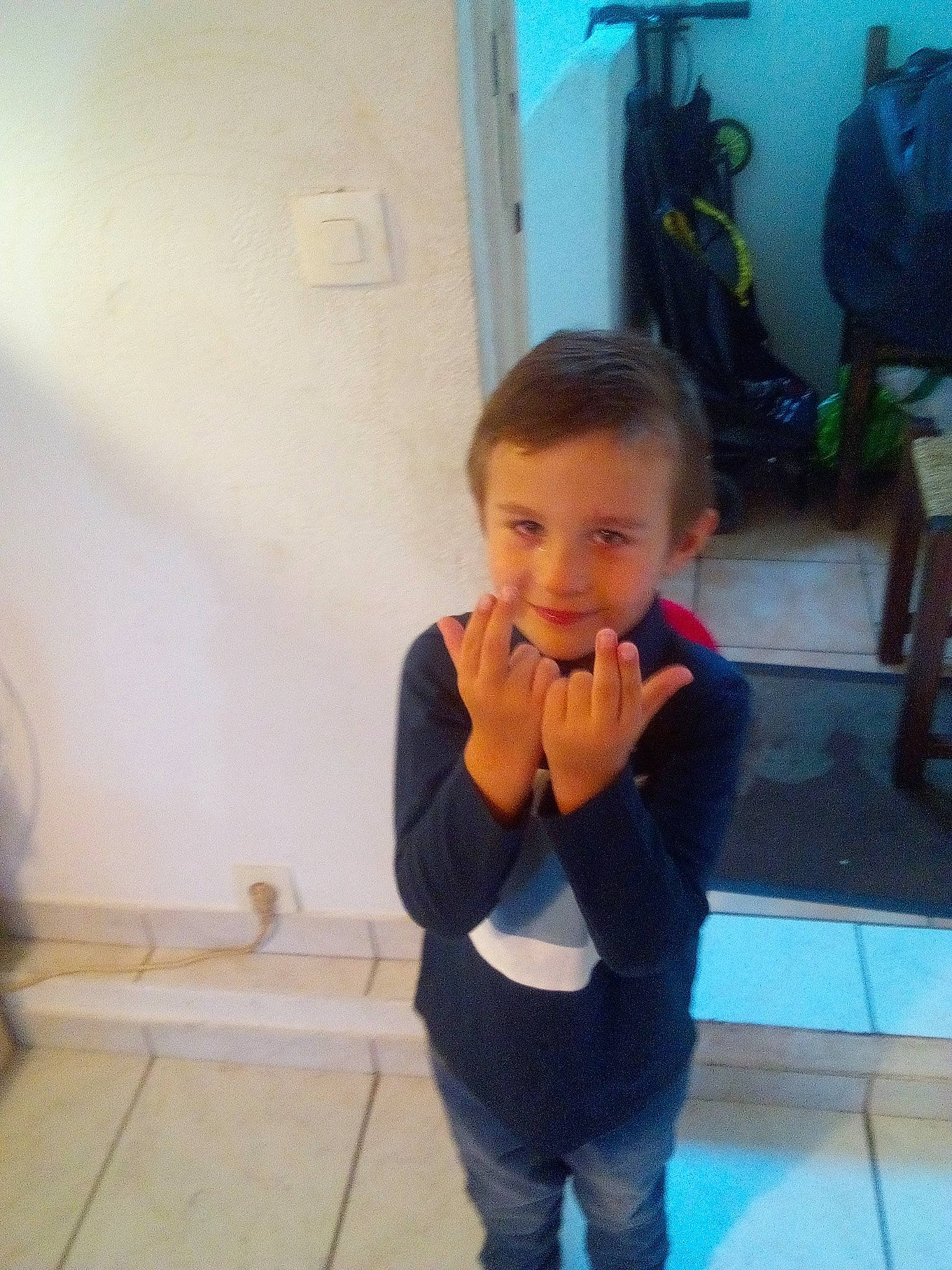 Angelo a rejoint le concours — aidez-le/la à gagner de superbes lots ! backpack, chair, child, electric_blue, floor, flooring, formal_wear, fun, happy, hardwood, joy, leisure, luggage_and_bags, person, room, sitting, sleeve, suit, t_shirt, thumb