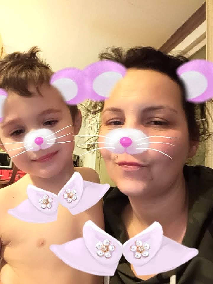 Angelo a rejoint le concours — aidez-le/la à gagner de superbes lots ! art, balloon, cheek, chest, chin, cosmetics, event, eyebrow, eyelash, eyewear, fun, happy, human, lip, magenta, nose, person, pink, selfie, skin