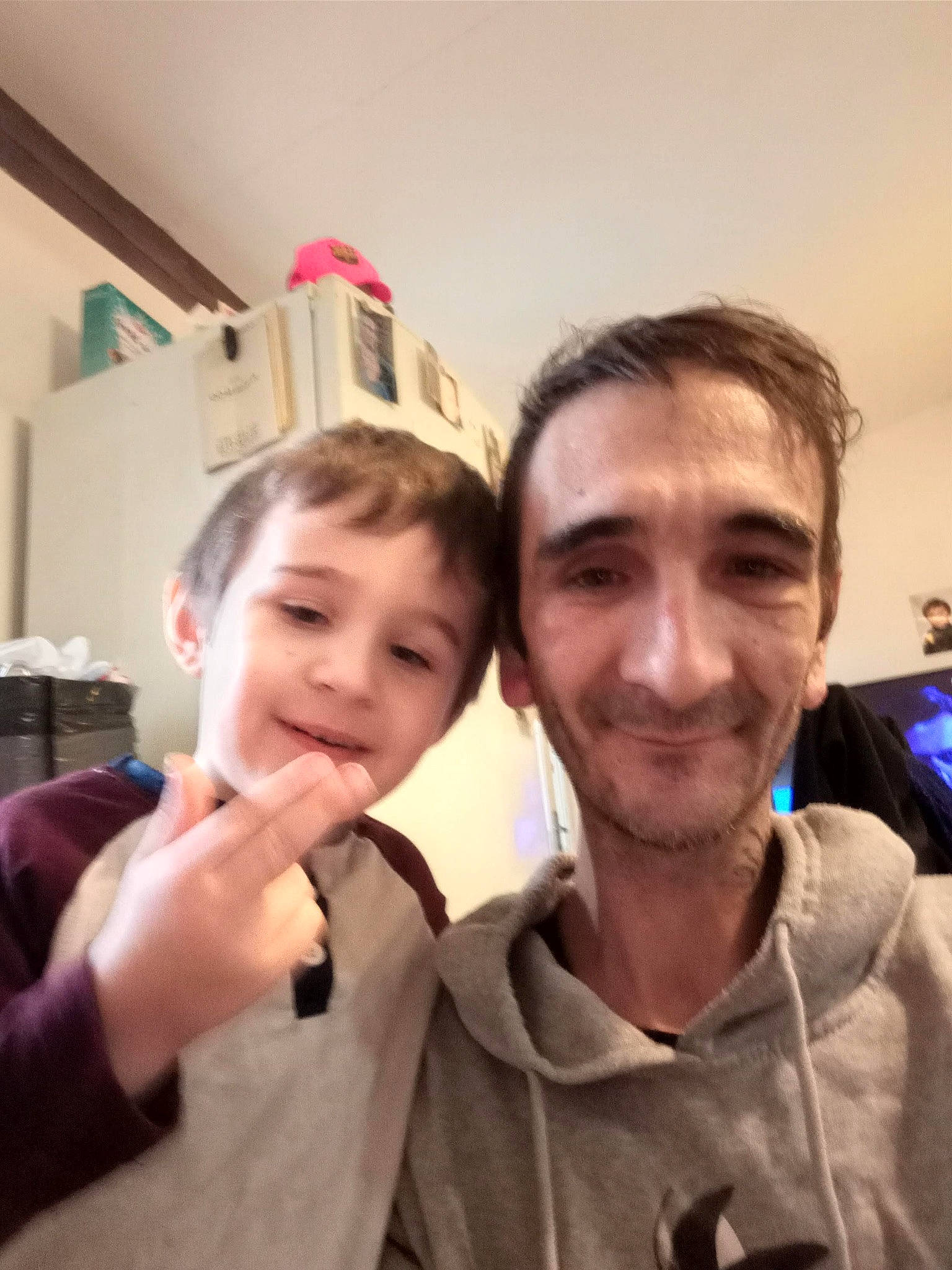 Angelo a rejoint le concours — aidez-le/la à gagner de superbes lots ! cheek, cool, ear, event, eyebrow, eyewear, facial_expression, finger, forehead, fun, gesture, happy, iris, joy, mouth, nose, person, shirt, shoulder, smile