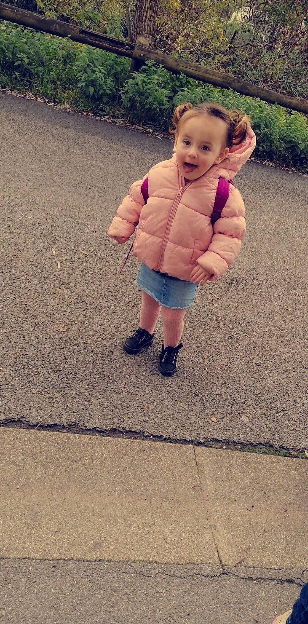 Soumaya a rejoint le concours — aidez-le/la à gagner de superbes lots ! asphalt, child, face, footwear, fun, grass, head, leg, person, plant, play, shoe, skin, smile, standing, summer, toddler, tree, vacation, walking