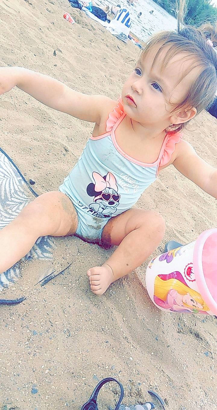 Soumaya a rejoint le concours — aidez-le/la à gagner de superbes lots ! baby, baby_toddler_clothing, beauty, child, leg, person, pink, play, sand, skin, summer, toddler