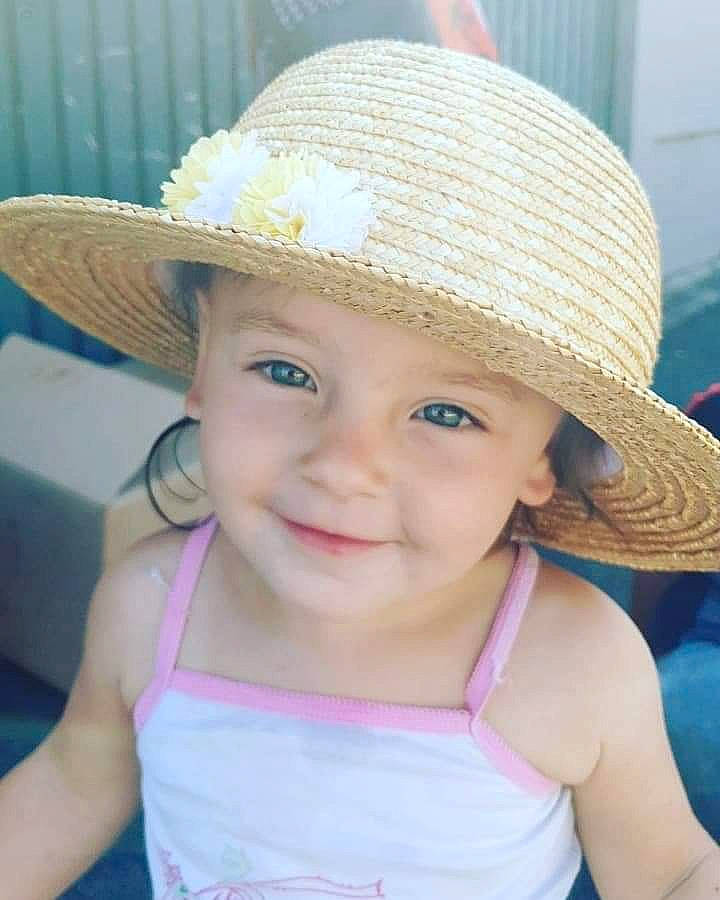Soumaya a rejoint le concours — aidez-le/la à gagner de superbes lots ! baby, child, clothing, costume_hat, ear, fashion_accessory, fun, hat, headgear, headwear, joy, person, pink, skin, smile, summer, sun_hat, toddler, vacation