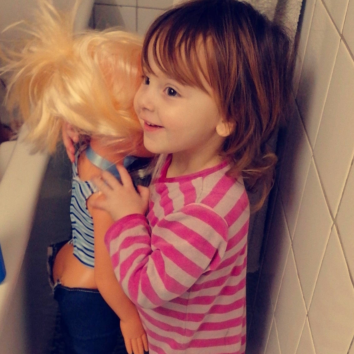 Soumaya participe au concours pour gagner de l'argent avec cette photo : beauty, blond, bob_cut, cheek, child, cool, eye, face, forehead, hair, hair_coloring, hairstyle, head, interaction, joy, lip, long_hair, nose, person, shoulder