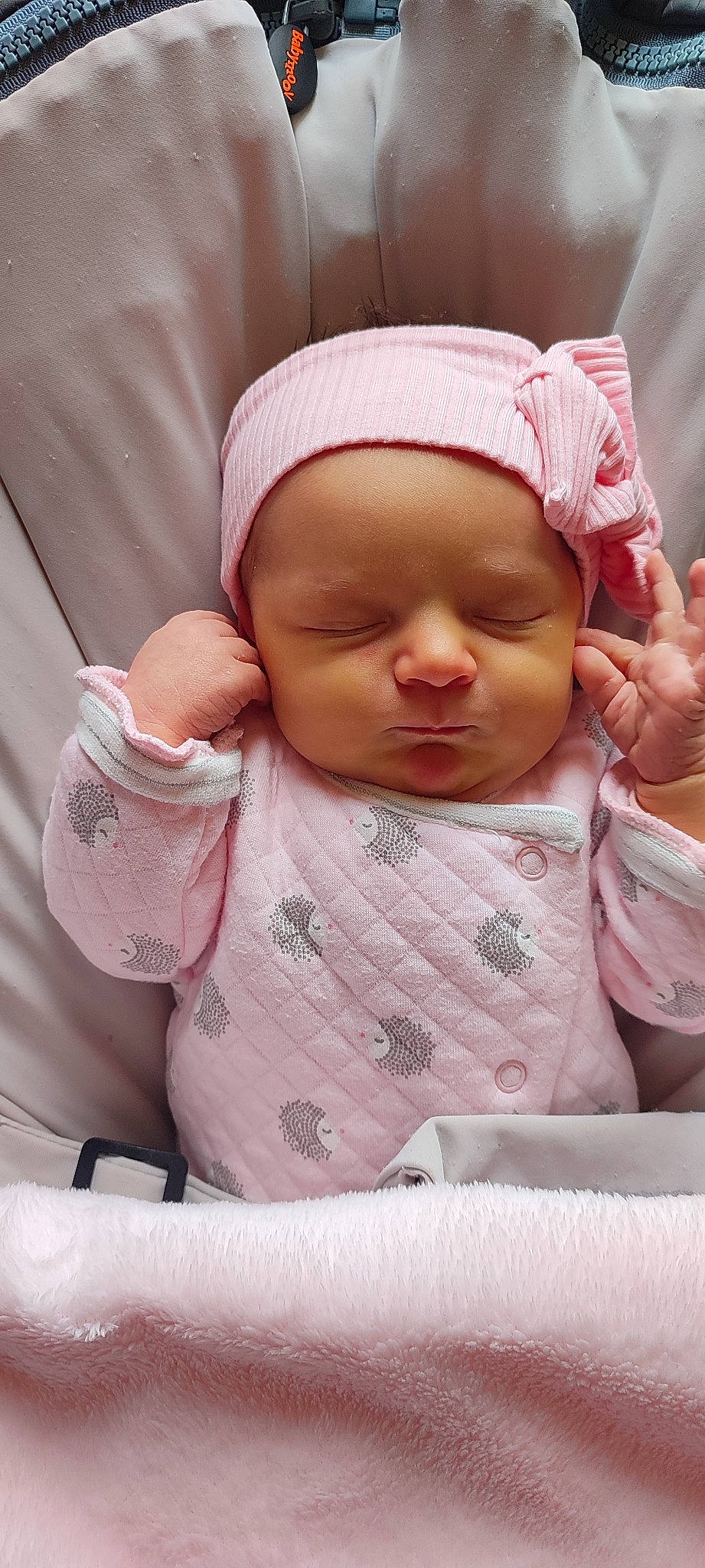 Azzura participe au concours pour gagner de l'argent avec cette photo : baby, baby_sleeping, baby_toddler_clothing, cheek, chin, comfort, eyebrow, finger, hand, head, headgear, lip, mouth, nose, person, pink, product, skin, sleeve, smile