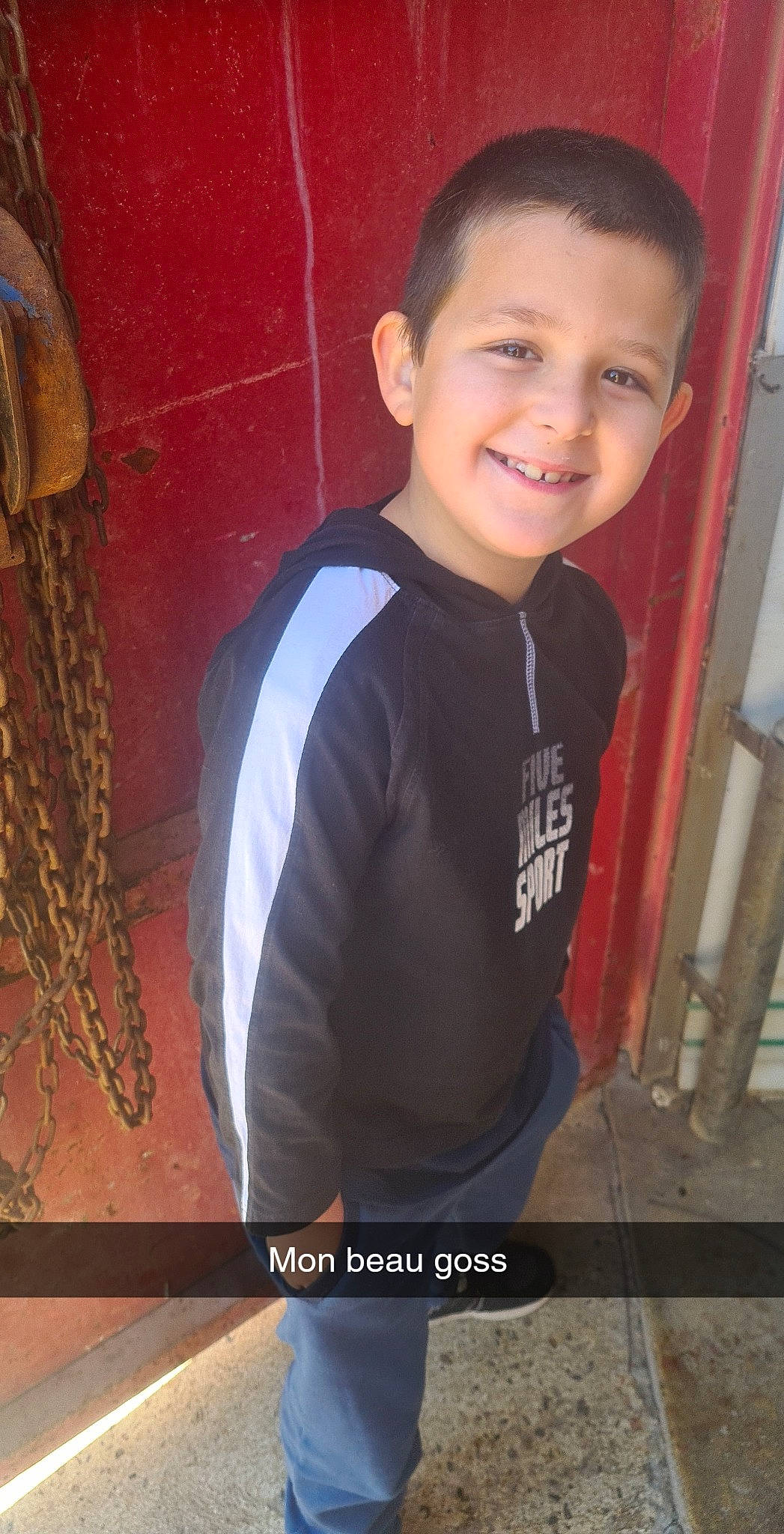 Kelian a rejoint le concours — aidez-le/la à gagner de superbes lots ! child, electric_blue, eye, forehead, fun, hair, hairstyle, happy, joy, person, sleeve, smile, t_shirt, wood