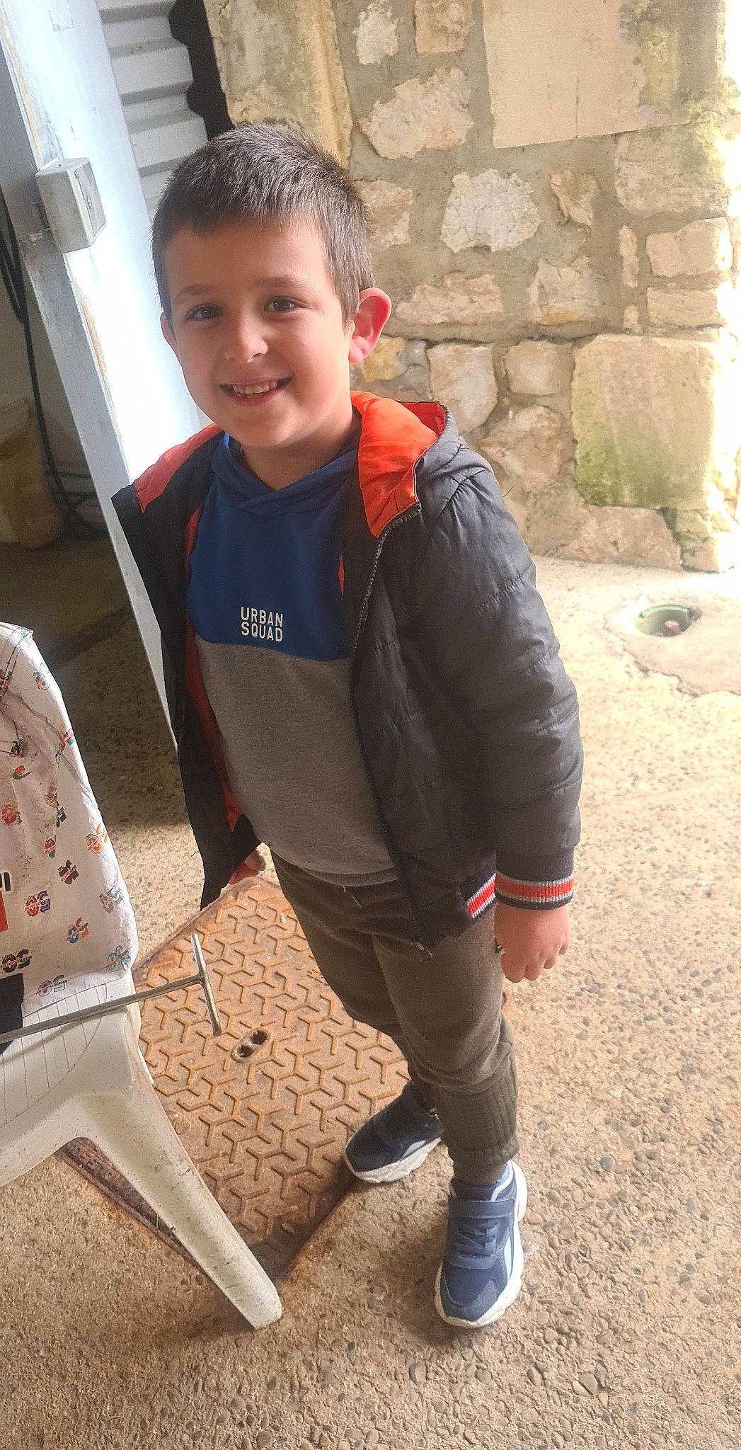 Kelian a rejoint le concours — aidez-le/la à gagner de superbes lots ! carmine, child, face, fashion_accessory, fun, human_leg, jacket, joint, joy, knee, leisure, person, personal_protective_equipment, play, recreation, sitting, sleeve, soil, t_shirt, thigh