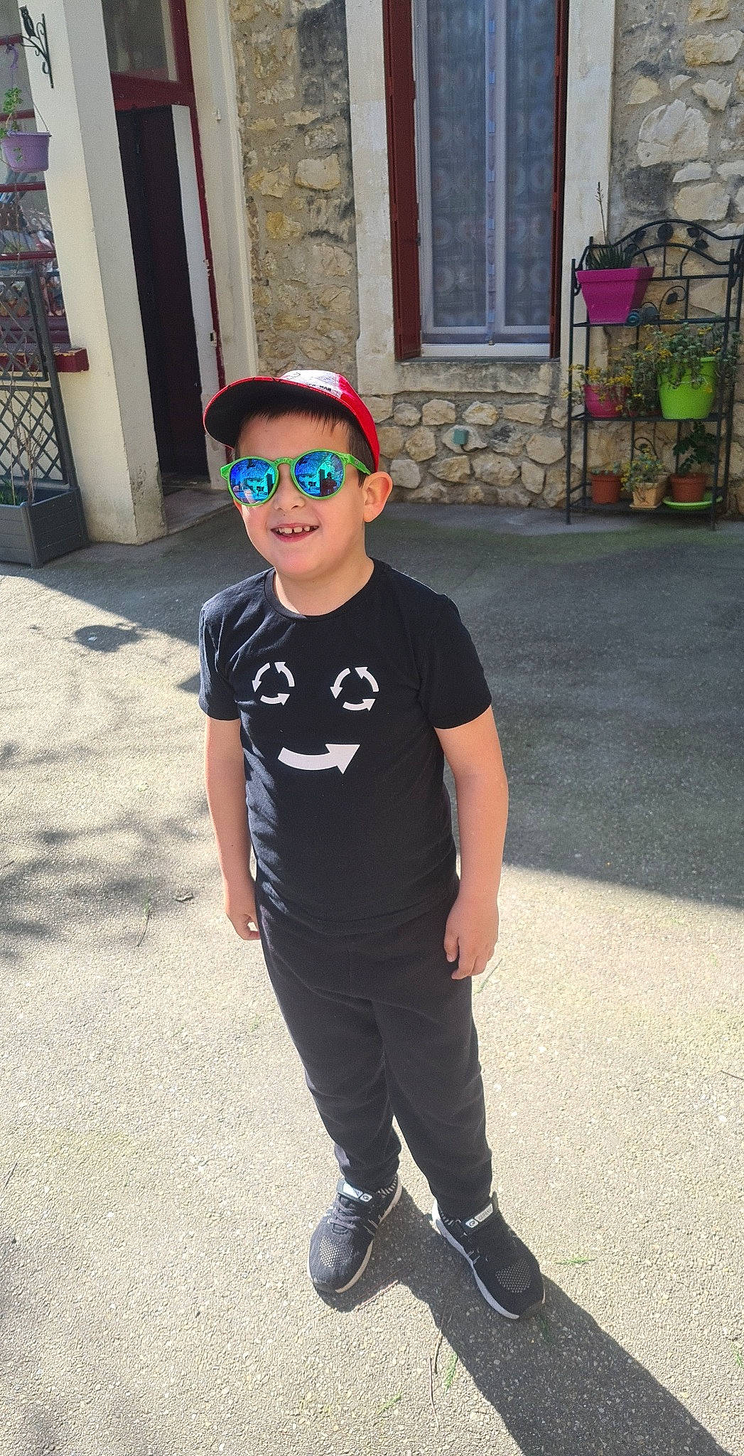 Kelian a rejoint le concours — aidez-le/la à gagner de superbes lots ! asphalt, cap, child, door, electric_blue, eyewear, footwear, fun, goggles, happy, joy, person, personal_protective_equipment, recreation, sleeve, smile, sportswear, street_fashion, sunglasses, t_shirt