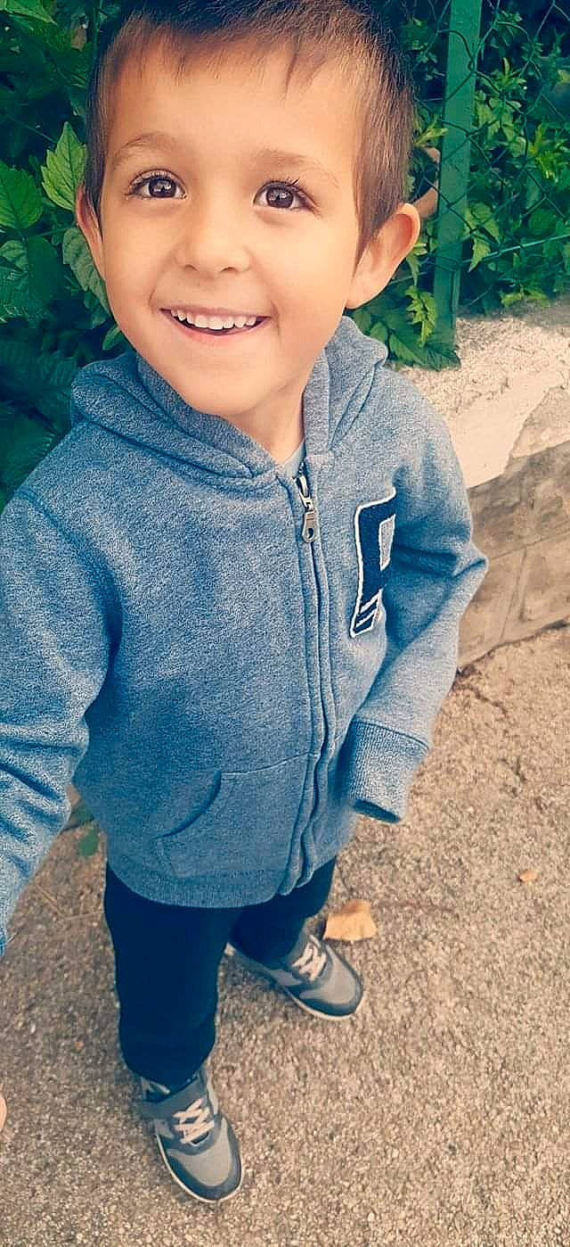 Kelian a rejoint le concours — aidez-le/la à gagner de superbes lots ! azure, baby_toddler_clothing, blue, chin, clothing, cool, eye, face, happy, headgear, joy, neck, outerwear, people_in_nature, person, plant, skin, sleeve, smile, t_shirt