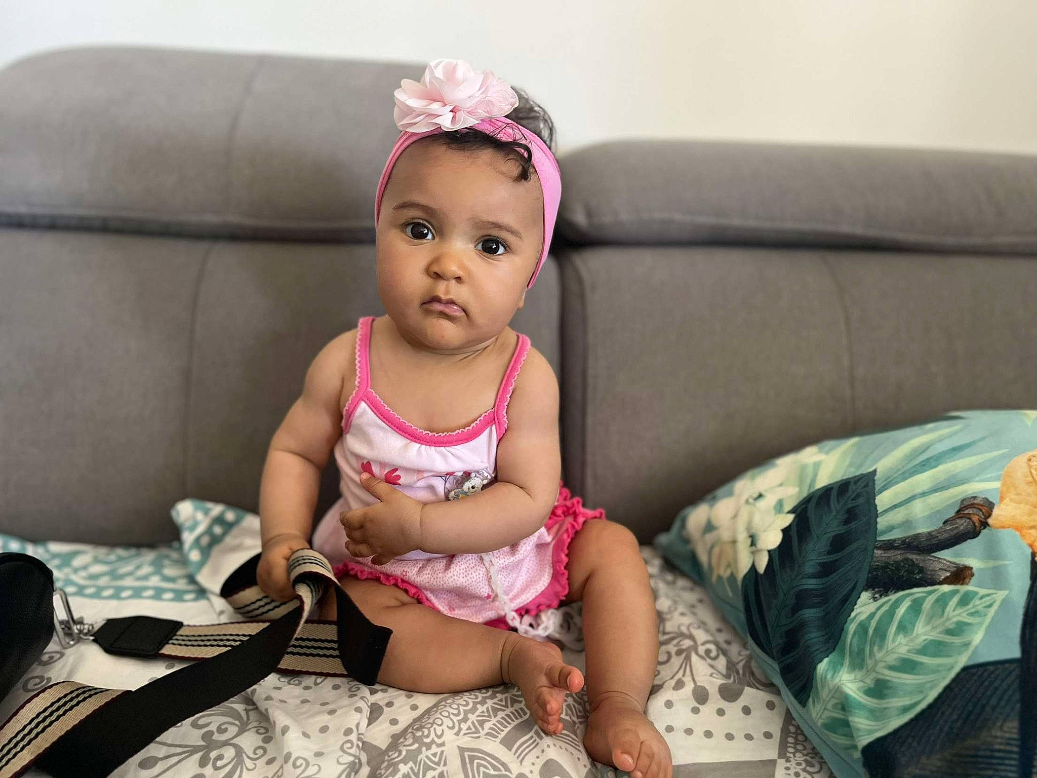 Maelyne a rejoint le concours — aidez-le/la à gagner de superbes lots ! baby, baby_toddler_clothing, child, comfort, couch, dress, fashion_accessory, foot, happy, human_leg, magenta, pattern, person, pink, product, purple, sitting, skin, sleeve, thigh