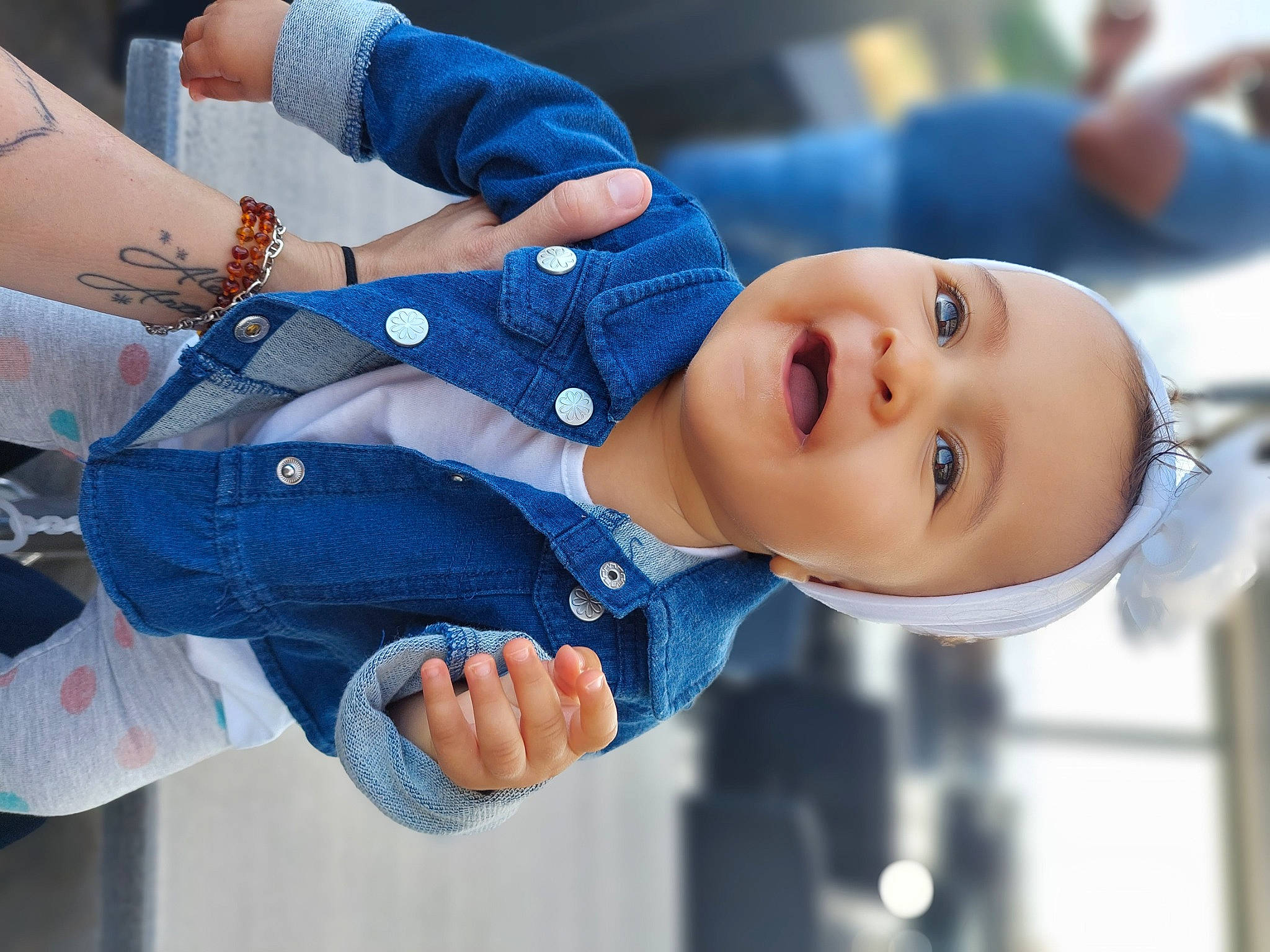 Maelyne a rejoint le concours — aidez-le/la à gagner de superbes lots ! baby, bracelet, child, denim, elbow, electric_blue, fashion_accessory, finger, fun, gesture, hand, happy, leisure, nail, pattern, person, sleeve, smile, toddler, tree