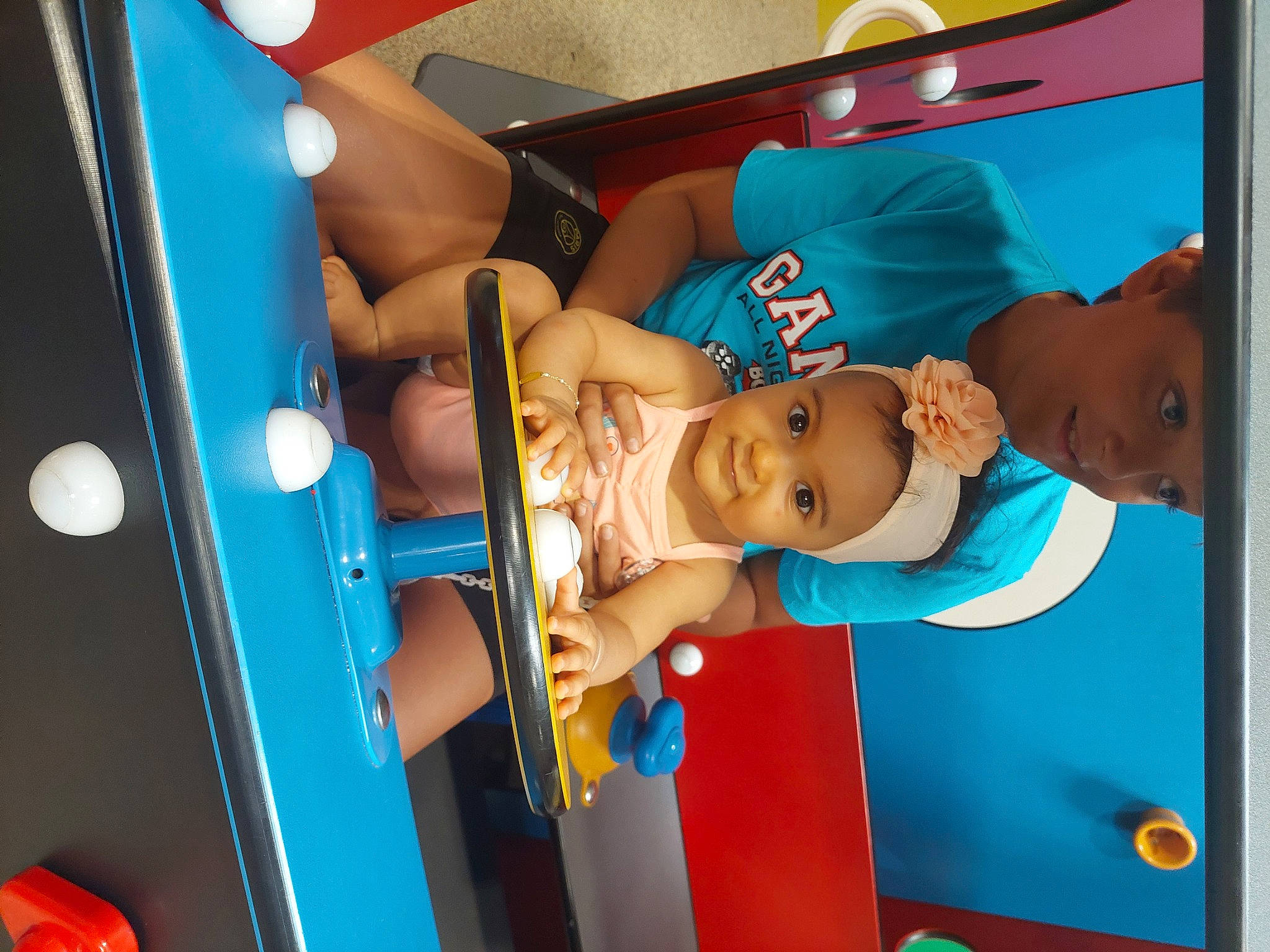 Maelyne a rejoint le concours — aidez-le/la à gagner de superbes lots ! automotive_exterior, baby, baby_products, baby_safety, baby_toddler_clothing, child, electric_blue, fun, hat, headwear, joy, leisure, machine, person, play, product, room, t_shirt, toddler, transport