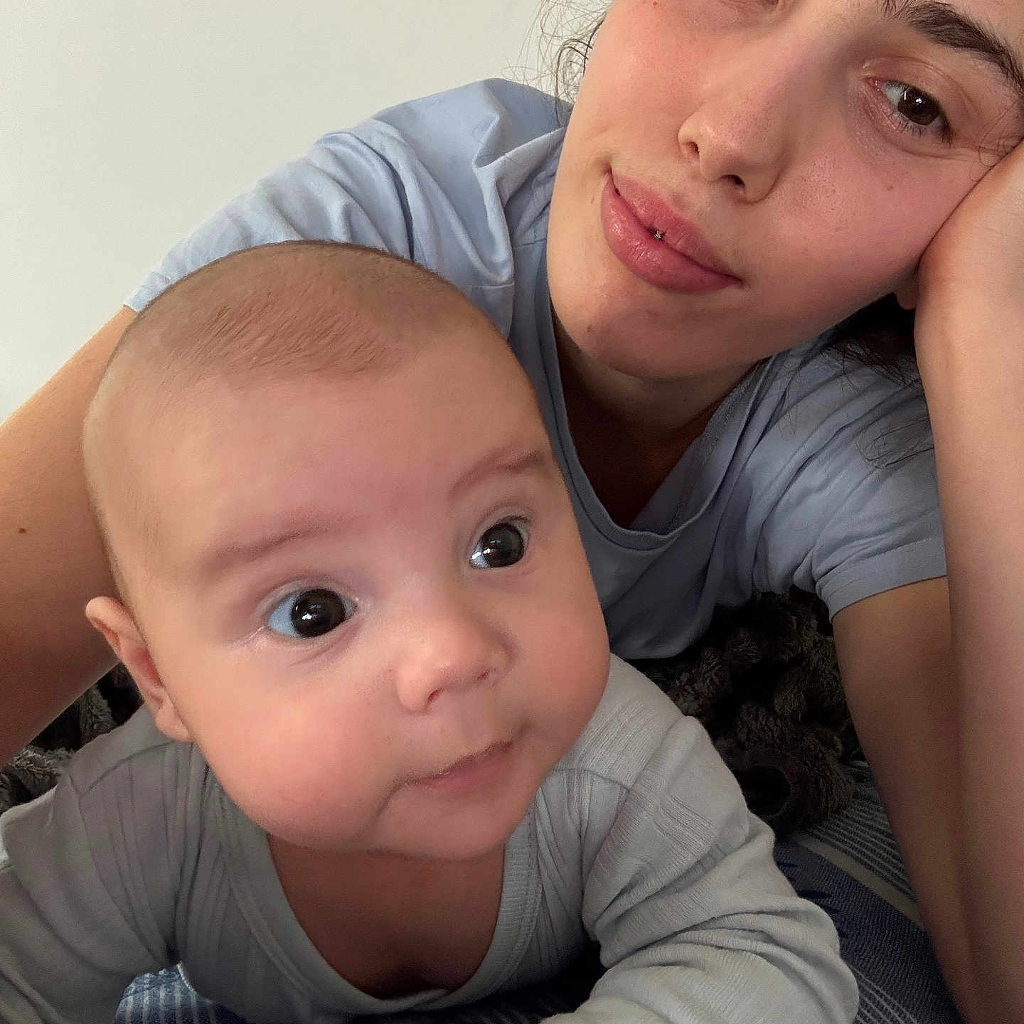 Timur a rejoint le concours — aidez-le/la à gagner de superbes lots ! adult, baby, bed, blanket, candid, child, closeup, expression, eyes, face, family, head, indoor, lying_down, pajamas, person, portrait, relaxation, skin, toddler