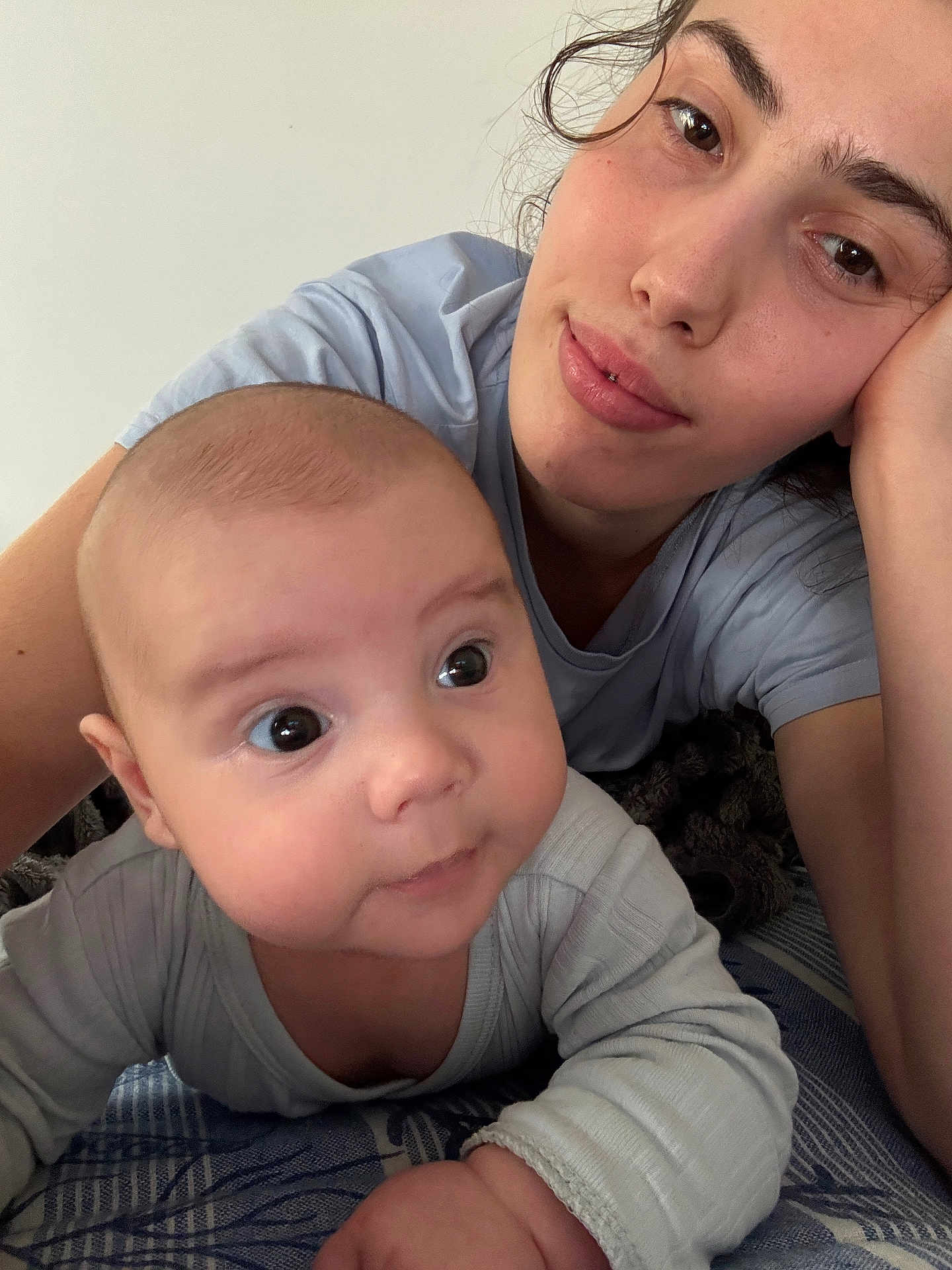 Timur a rejoint le concours — aidez-le/la à gagner de superbes lots ! baby, adult, face, person, pajamas, bed, blanket, skin, expression, lying_down, closeup, indoor, portrait, candid, family, child, toddler, head, eyes, relaxation