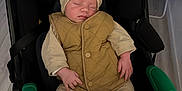 Maïwenn participe au concours pour gagner de l'argent avec cette photo : baby, babywearing, beige_clothing, bow, car_seat, child, cute, flooring, footwear, hands, hat, indoor, infant, knit_booties, peaceful, quilted_vest, resting, sleeping, soft_lighting, stroller
