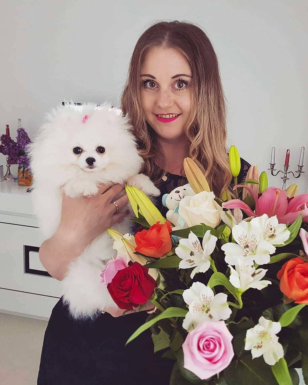 Kendy participe au concours pour gagner de l&#x27;argent avec cette photo : beauty, bouquet, canidae, companion_dog, cut_flowers, dog, eye, floral_design, floristry, flower, flower_arranging, joy, lady, long_hair, person, pink, plant, pomeranian, skin, smile