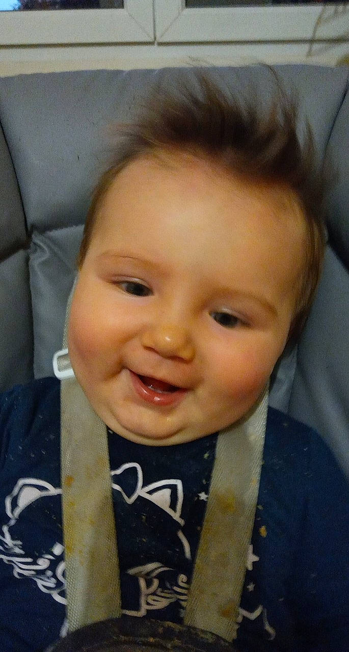 Maeve a rejoint le concours — aidez-le/la à gagner de superbes lots ! baby, baby_toddler_clothing, car_seat, cheek, child, eyebrow, eyelash, forehead, fun, hair, happy, head, iris, lip, nose, person, sitting, skin, smile, tie