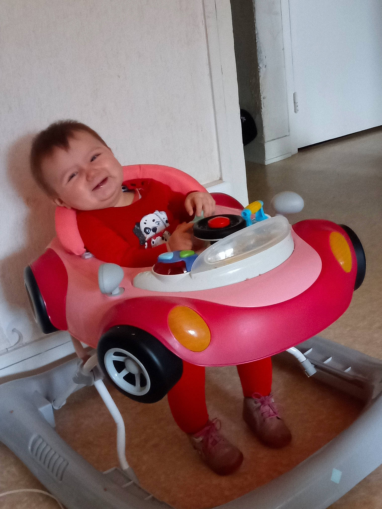 Maeve a rejoint le concours — aidez-le/la à gagner de superbes lots ! baby, baby_products, baby_toddler_clothing, carmine, child, comfort, fun, joy, magenta, person, pink, plastic, play, recreation, riding_toy, sitting, smile, t_shirt, toddler, toy