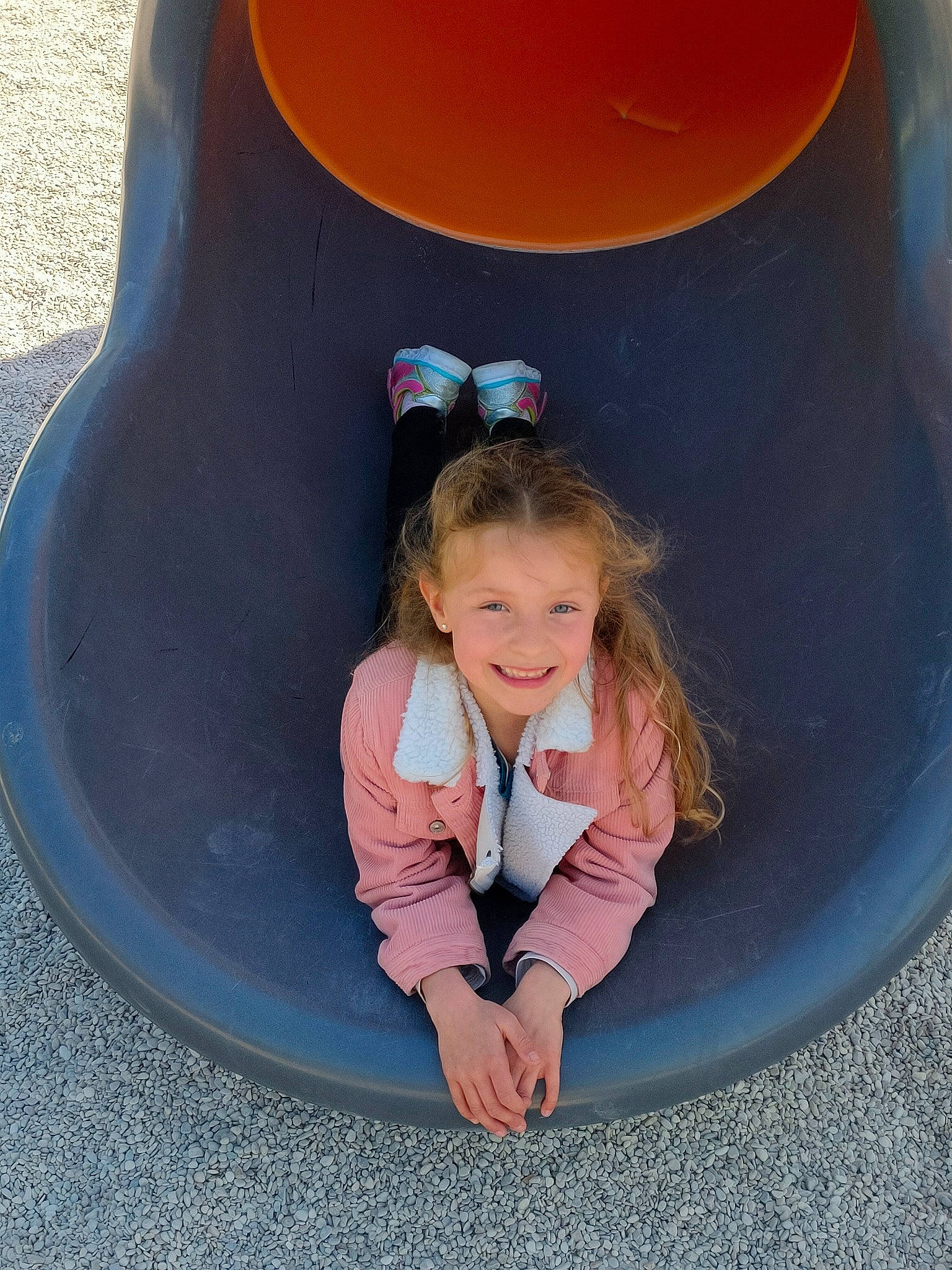 Jade a rejoint le concours — aidez-le/la à gagner de superbes lots ! automotive_tire, baby_toddler_clothing, child, city, clothing, comfort, facial_expression, fun, gas, hairstyle, happy, head, joy, leisure, material_property, outdoor_play_equipment, person, playground, recreation, sitting