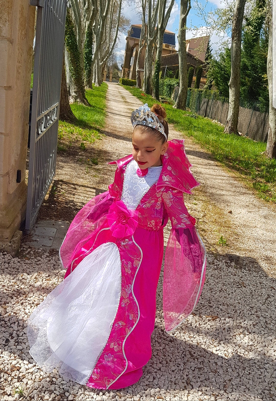 Amelie a rejoint le concours — aidez-le/la à gagner de superbes lots ! child, costume, dress, fun, gown, magenta, outerwear, person, pink, plant, smile, tree