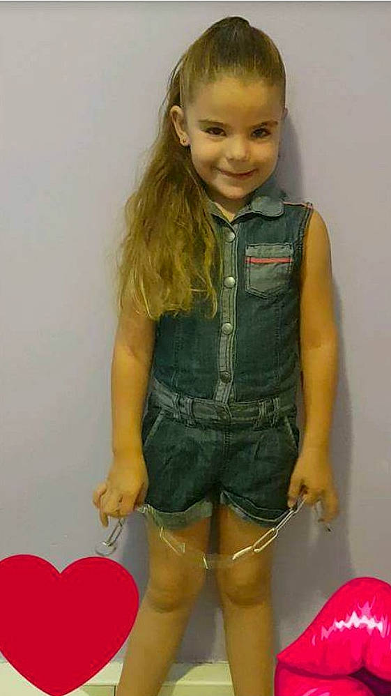 Amelie a rejoint le concours — aidez-le/la à gagner de superbes lots ! blond, brown_hair, child, child_model, clothing, denim, jeans, joy, leg, long_hair, overall, person, shorts, thigh, toddler