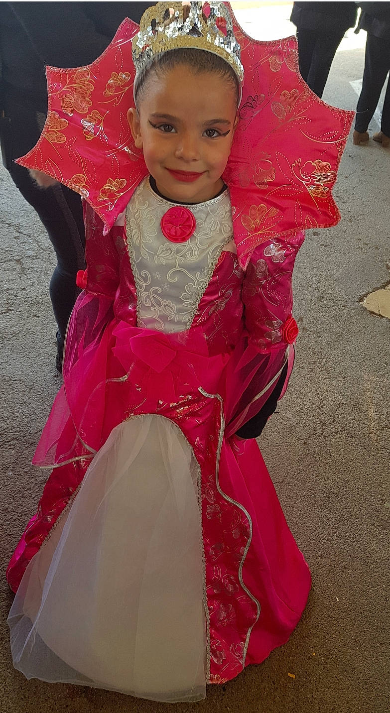 Amelie a rejoint le concours — aidez-le/la à gagner de superbes lots ! child, costume, joy, outerwear, person, pink, toddler