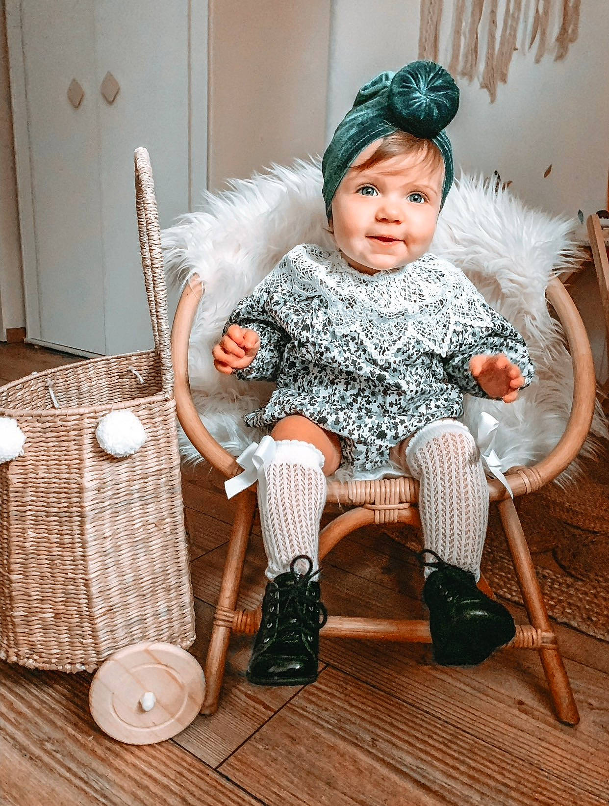 Shanna a rejoint le concours — aidez-le/la à gagner de superbes lots ! animal_product, baby, baby_toddler_clothing, basket, boot, child_model, costume, costume_accessory, embellishment, eye, fur, fur_clothing, hair_accessory, headband, headpiece, headwear, home_accessories, human, natural_material, person