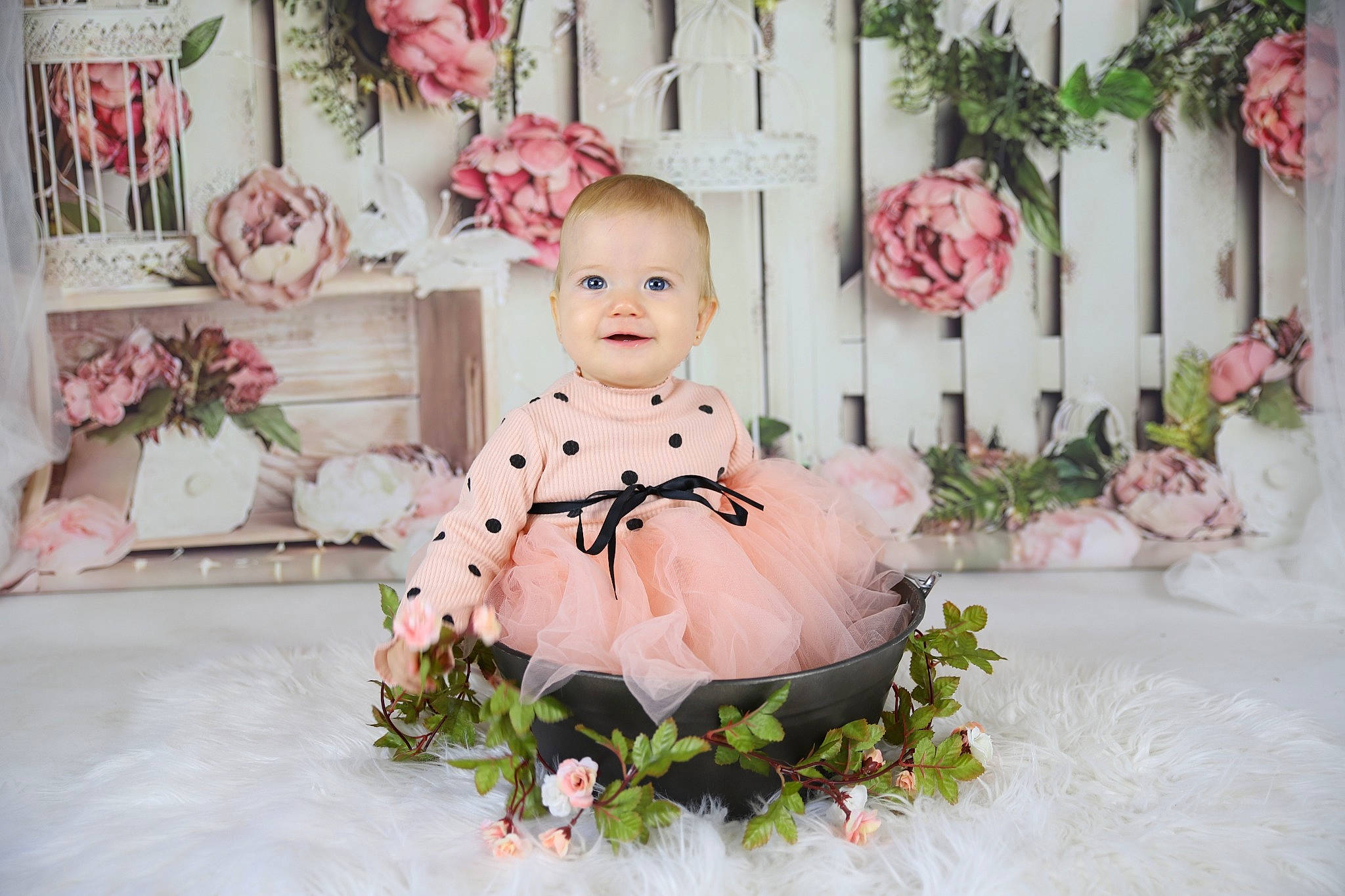 Amalia participe au concours pour gagner de l'argent avec cette photo : artificial_flower, baby, bouquet, cut_flowers, dress, event, floral_design, floristry, flower, flower_arranging, happy, headpiece, joy, peach, person, petal, pink, plant, rose, sleeve