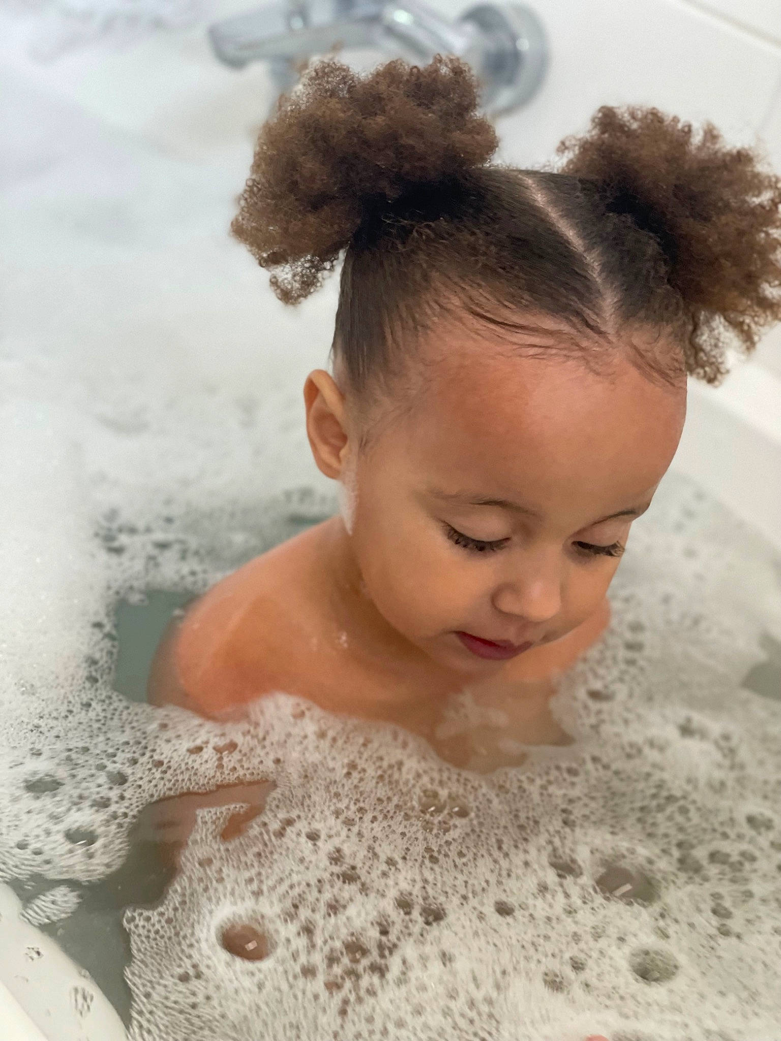 Ana Júlia a rejoint le concours — aidez-le/la à gagner de superbes lots ! baby, bathing, beauty, bun, chin, ear, eye, eyebrow, eyelash, foam, fun, hair, hair_accessory, happy, head, headgear, neck, person, skin, toddler