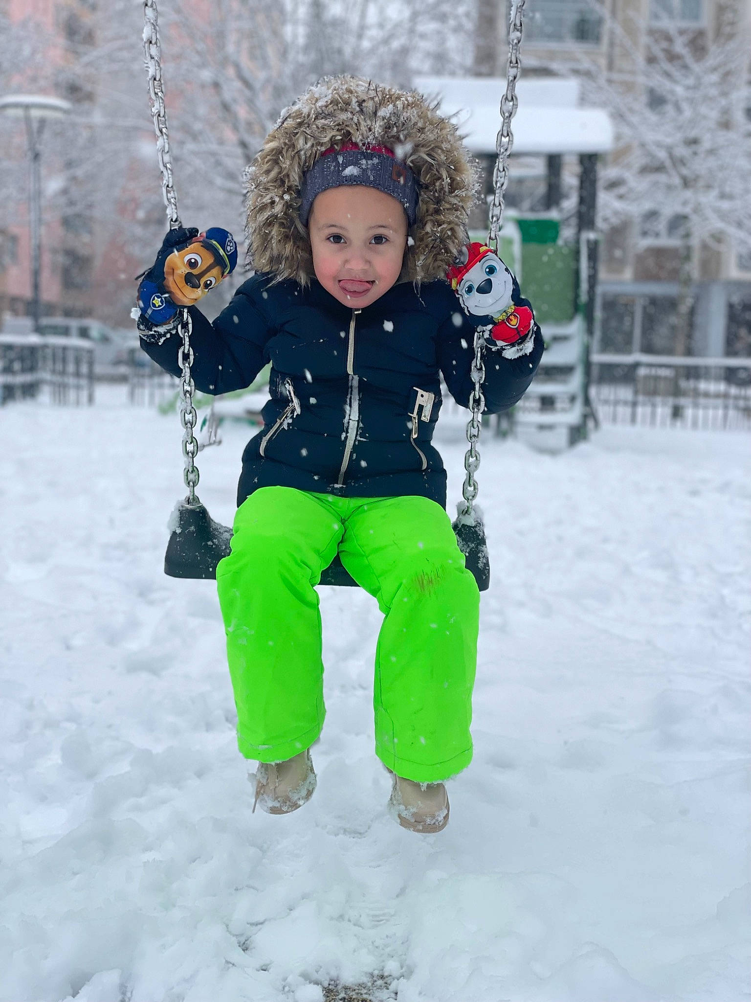 Ana Júlia a rejoint le concours — aidez-le/la à gagner de superbes lots ! child, electric_blue, event, face, freezing, fun, fur, happy, headwear, holiday, joy, leisure, person, play, playing_in_the_snow, precipitation, recreation, sleeve, smile, snow