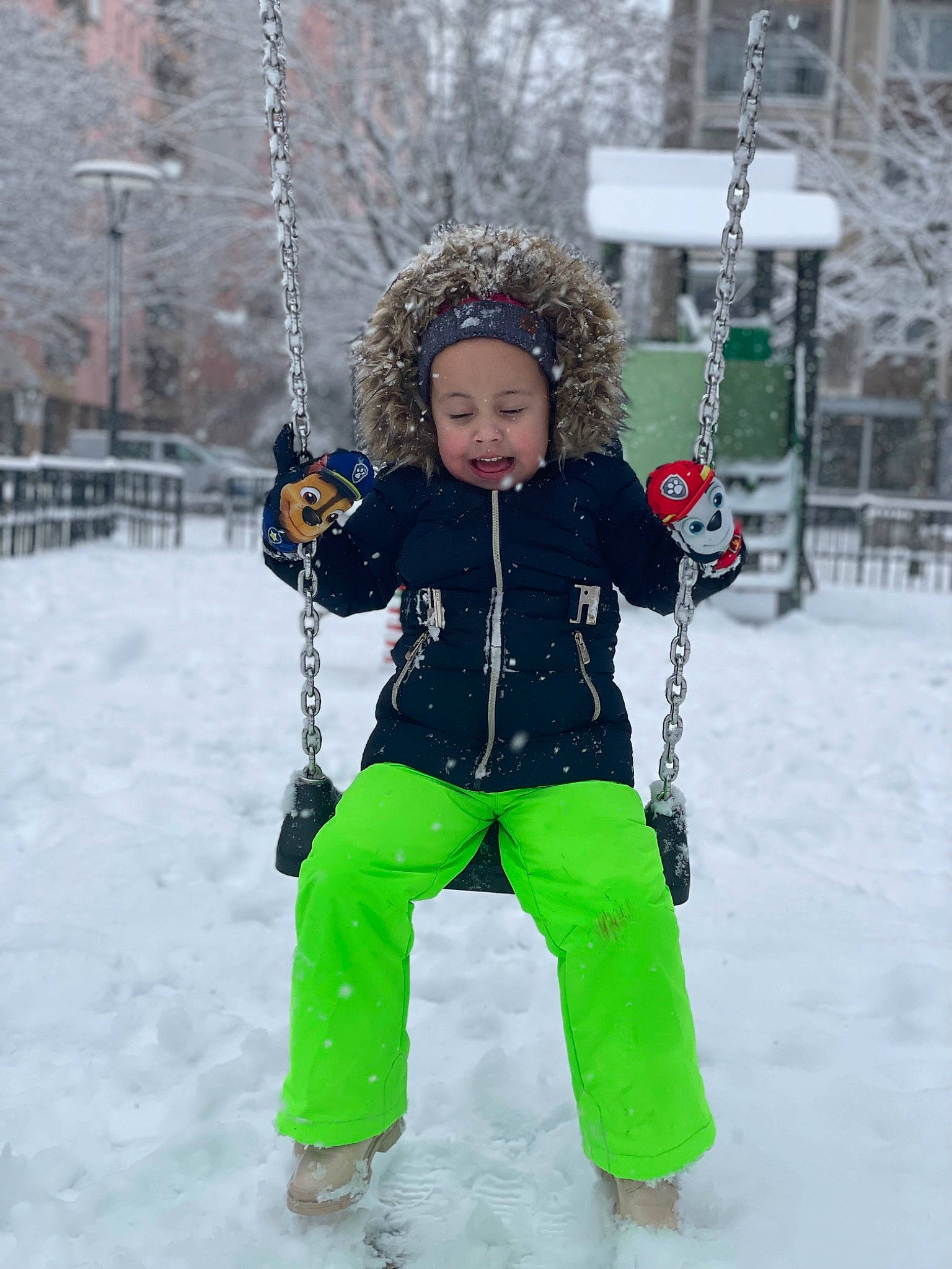 Ana Júlia a rejoint le concours — aidez-le/la à gagner de superbes lots ! child, electric_blue, event, freezing, fun, fur, happy, head, headwear, holiday, leisure, person, play, playing_in_the_snow, precipitation, recreation, snow, toddler, tree, vacation